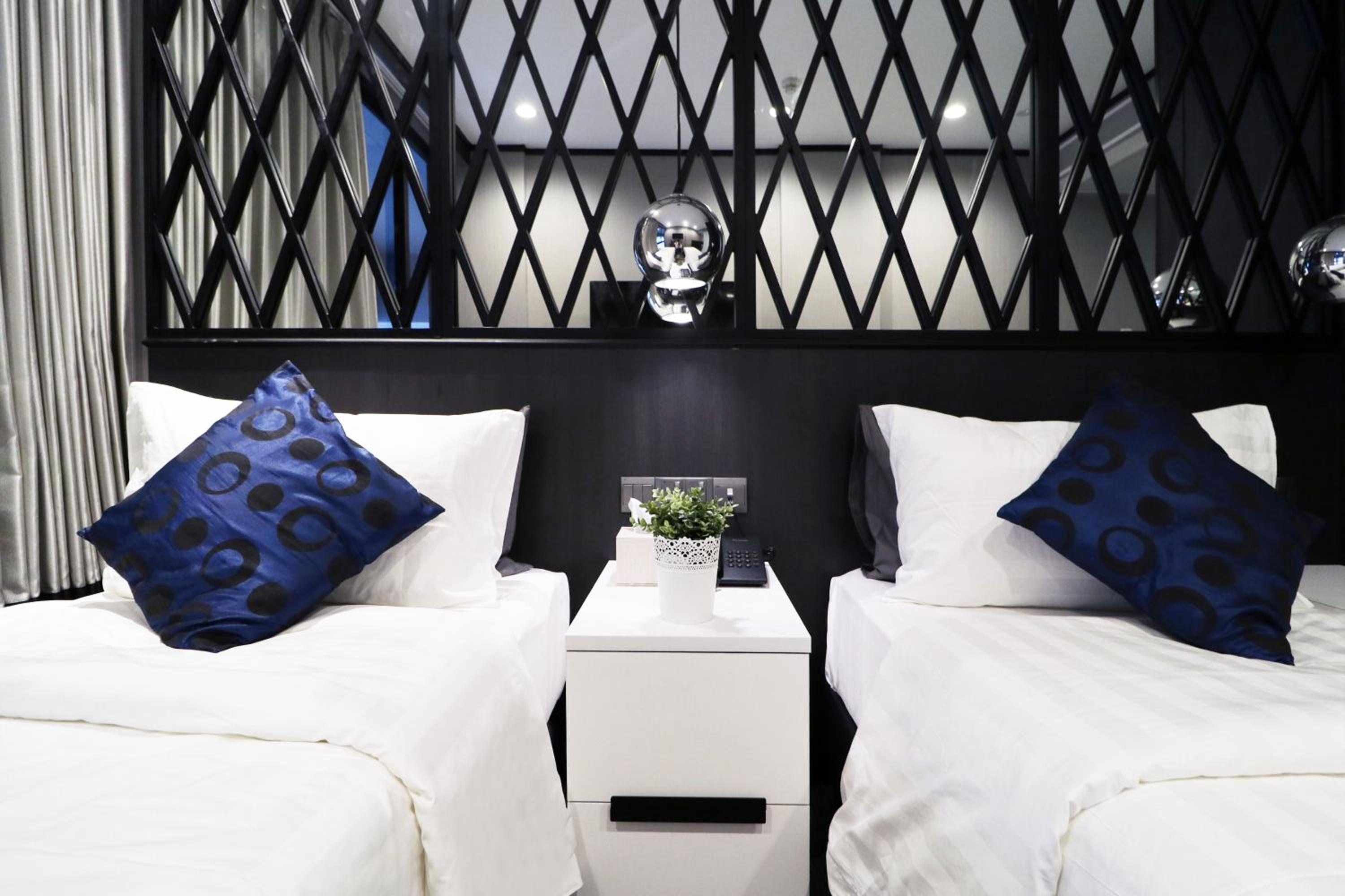Superior Twin Room thumbnail 5