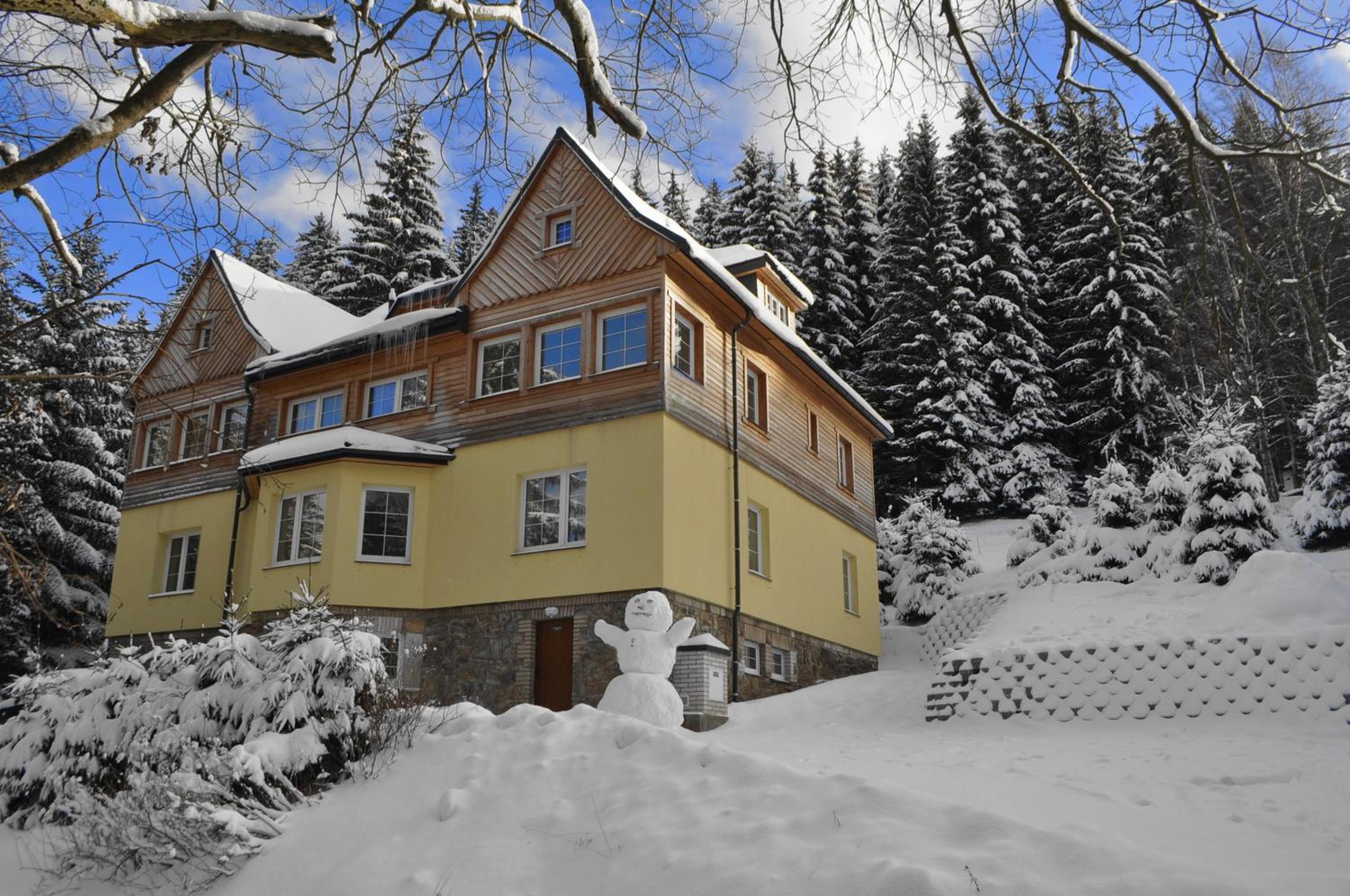 Apartment with Mountain View - Photo 4