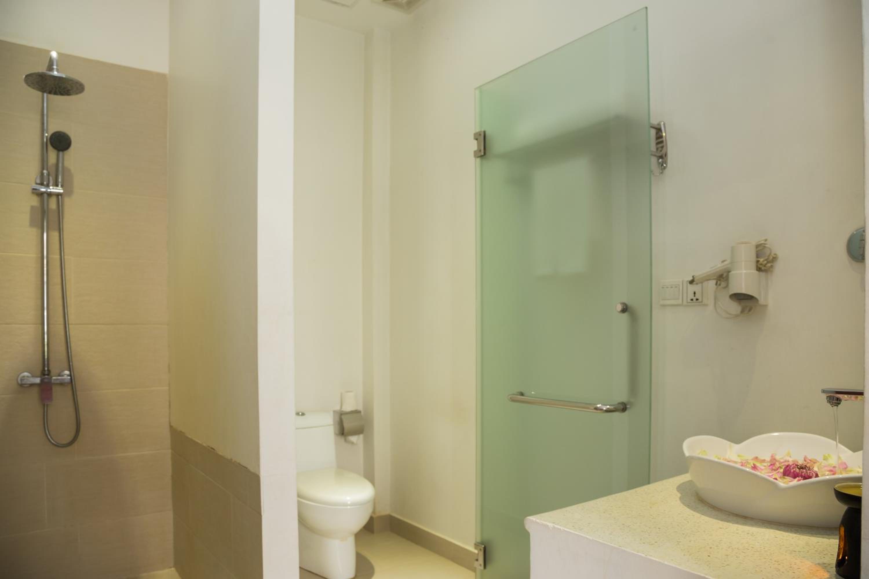 Super Deluxe Double Room with Balcony - Photo 7