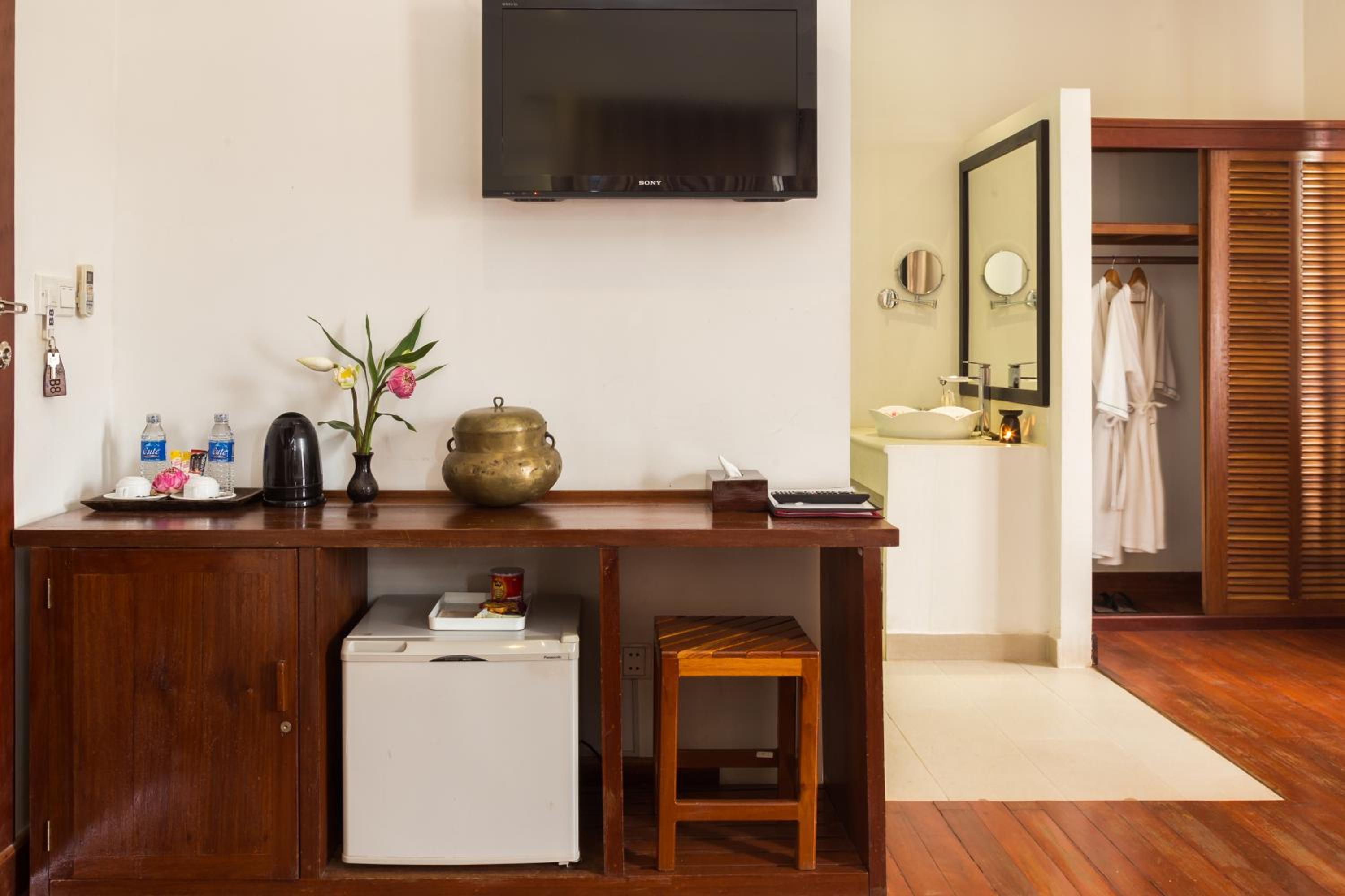 Super Deluxe Double Room with Balcony - Photo 9