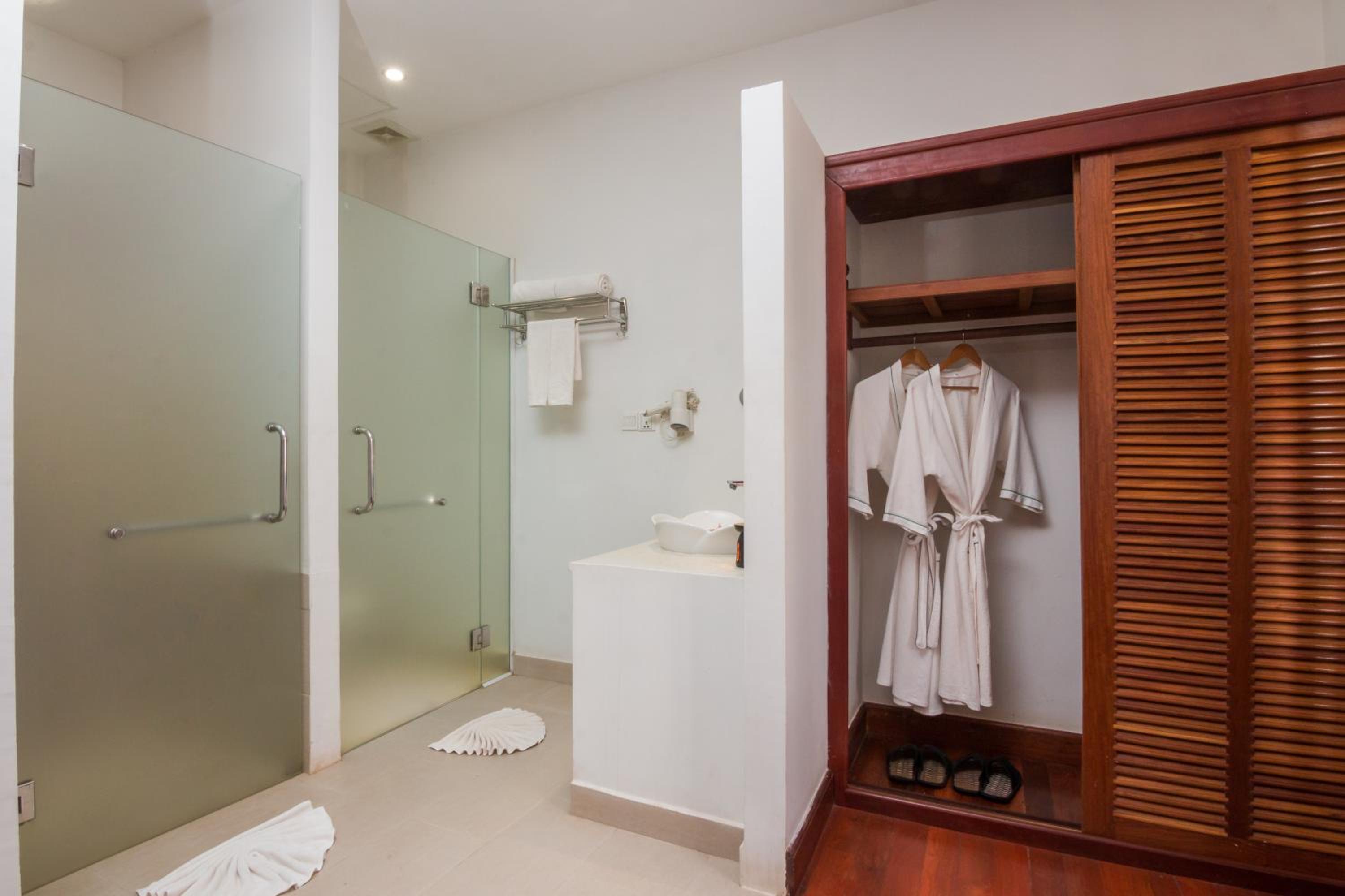 Super Deluxe Double Room with Balcony - Photo 11