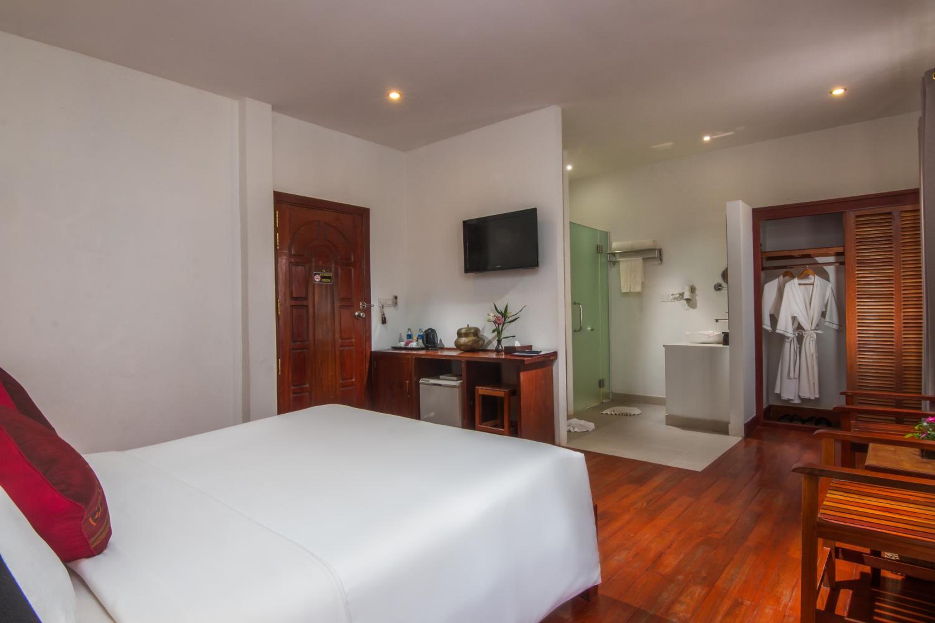 Super Deluxe Double Room with Balcony - Photo 3