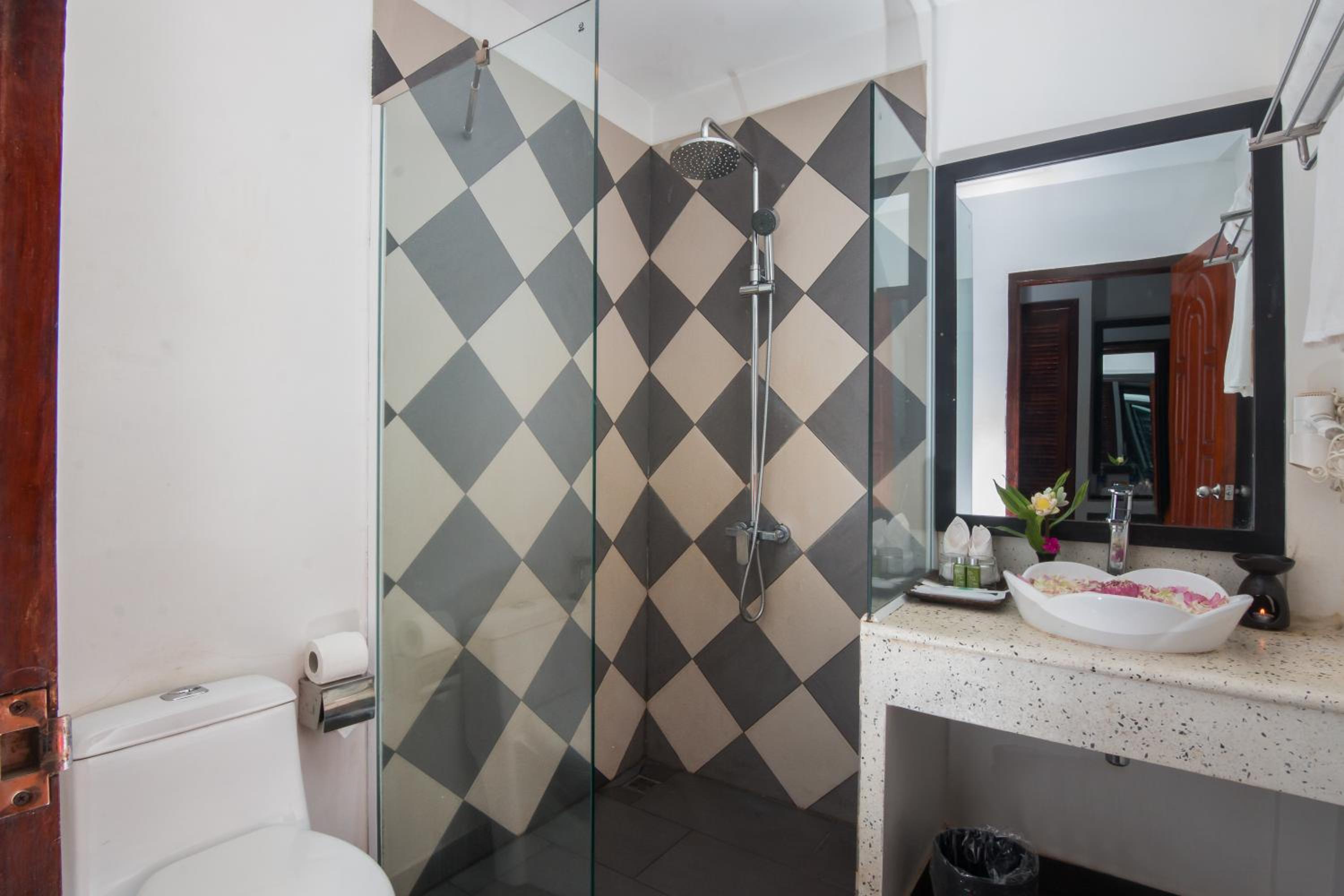 Deluxe Double Room with Balcony - Photo 12