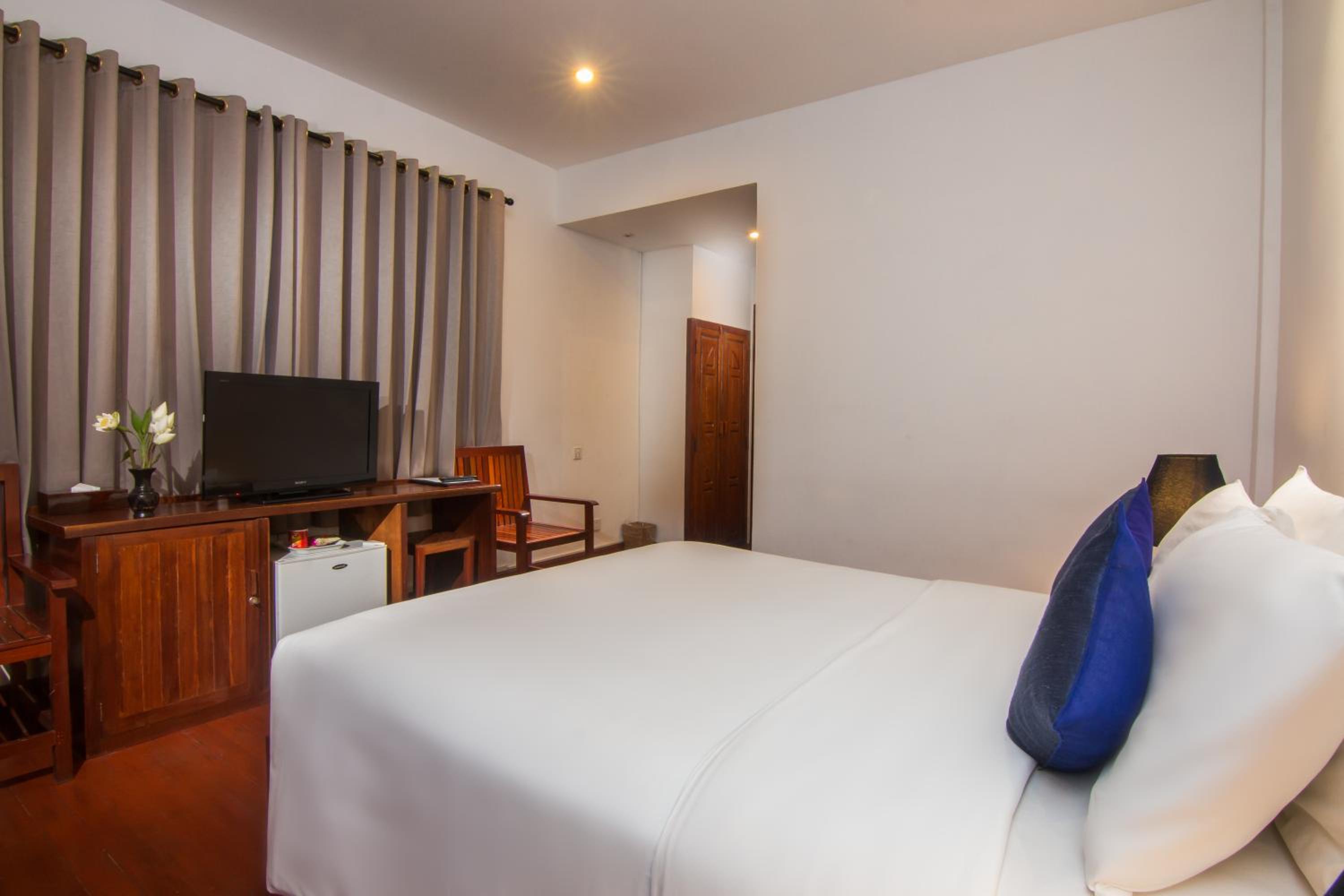 Deluxe Double Room with Balcony - Photo 5
