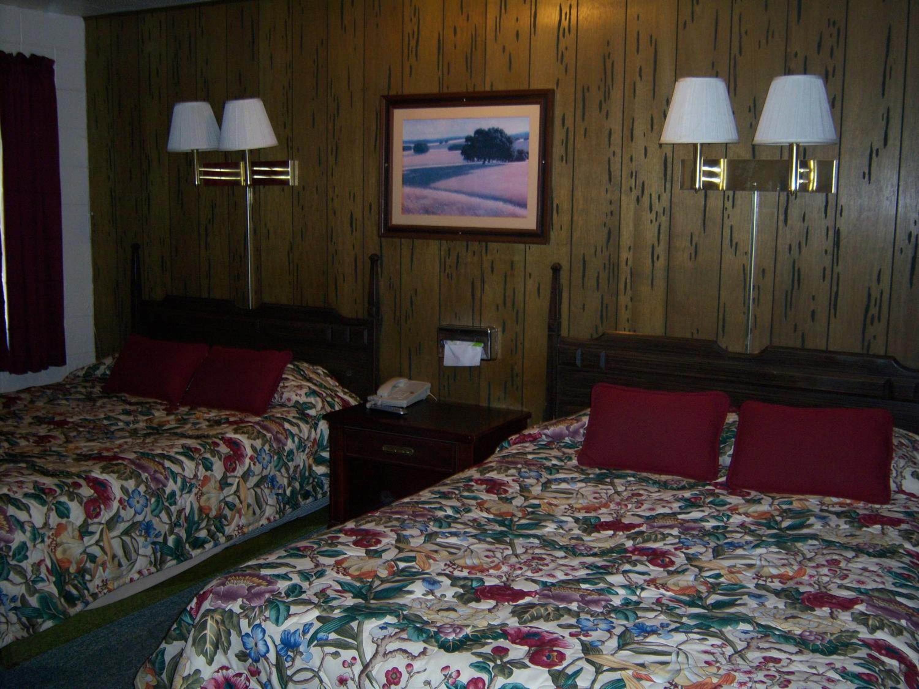 Queen Room with Two Queen Beds photo 2