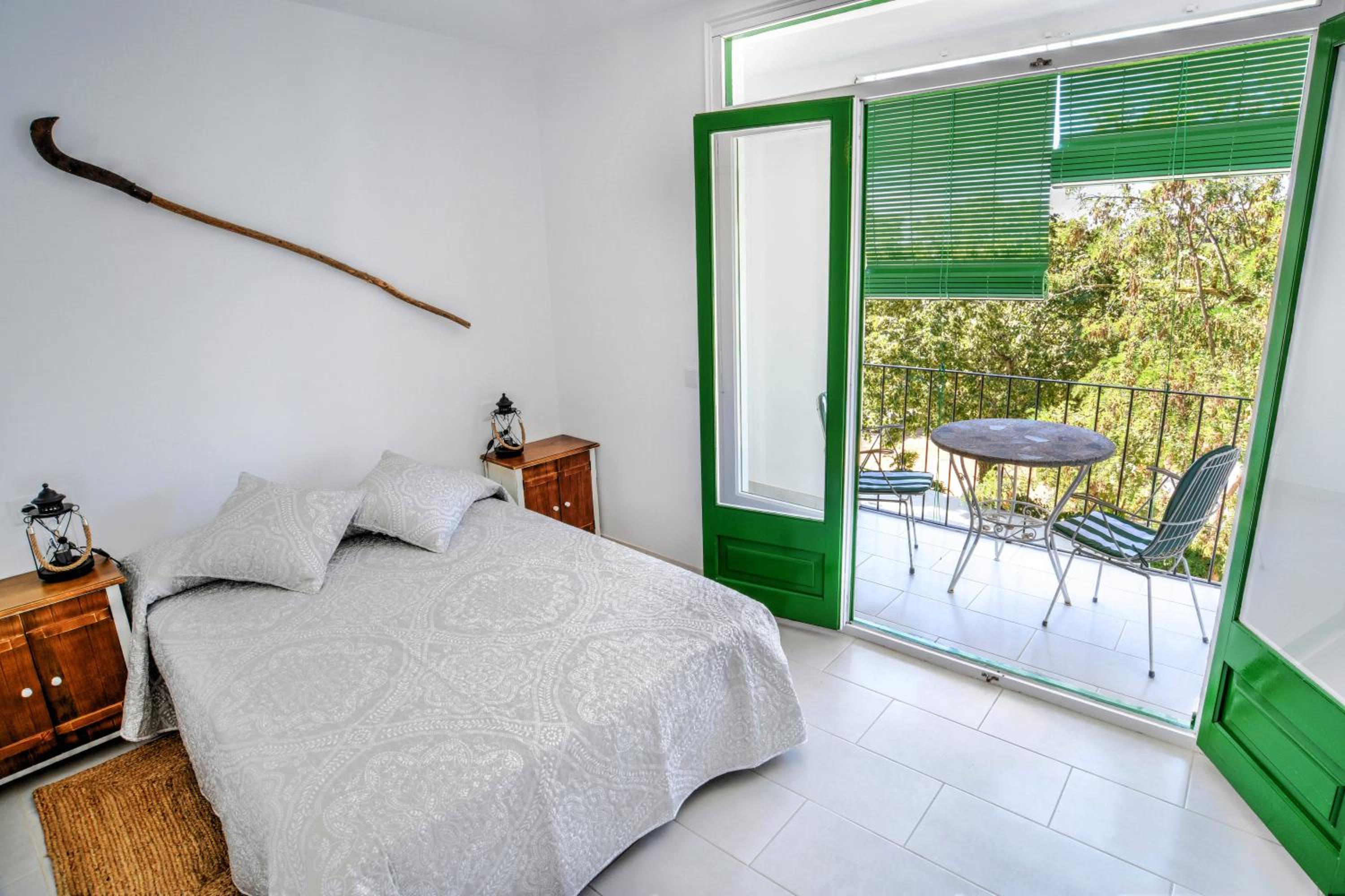 Apartamento de tres habitaciones con terraza.