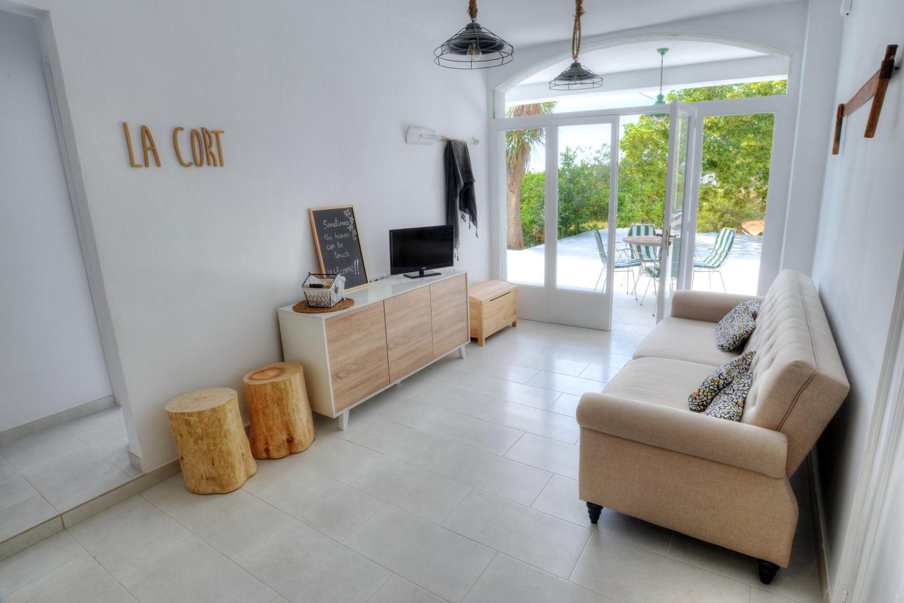 Apartamento de tres habitaciones con terraza.
