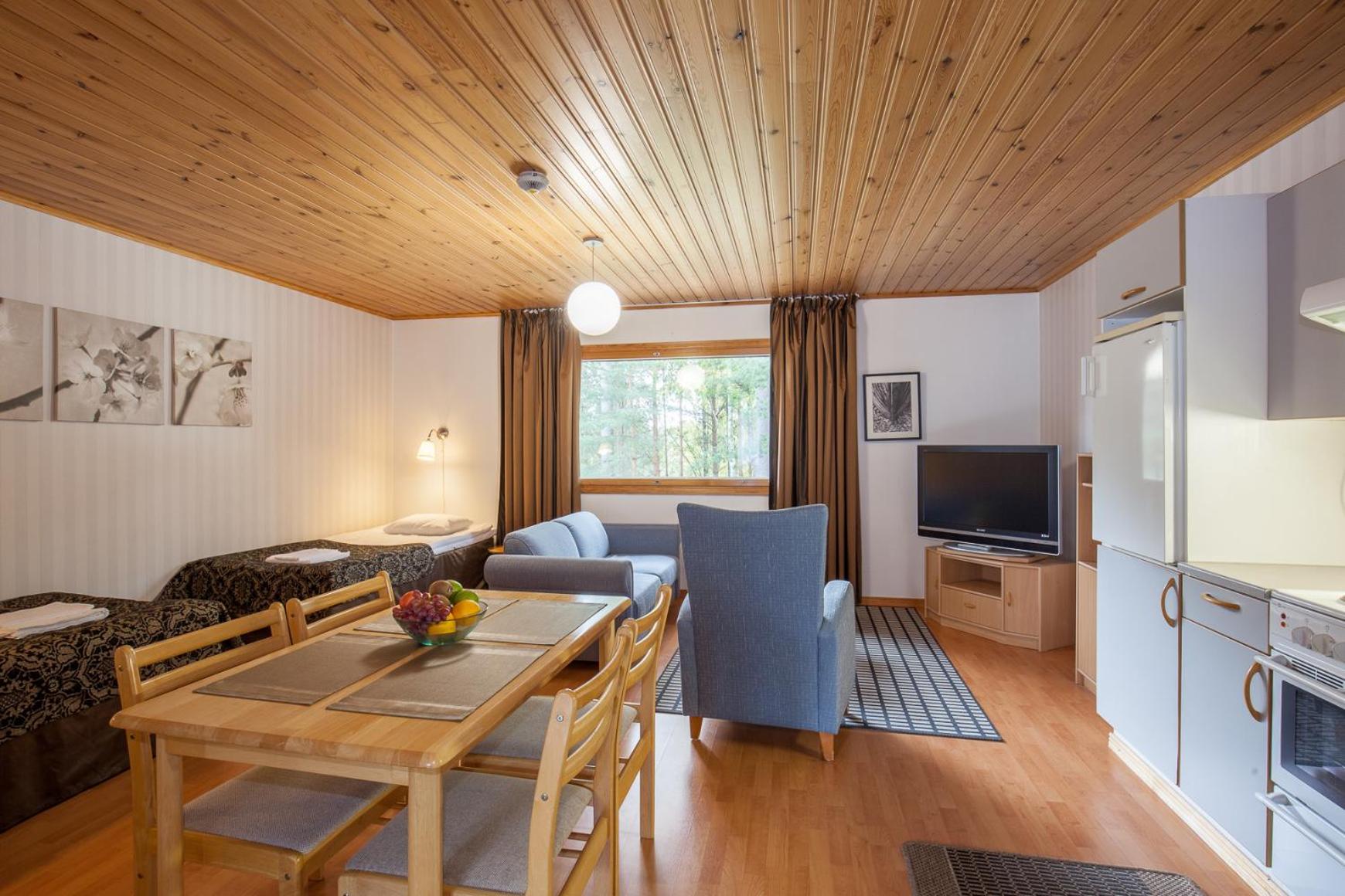 Large Family Room photo 1