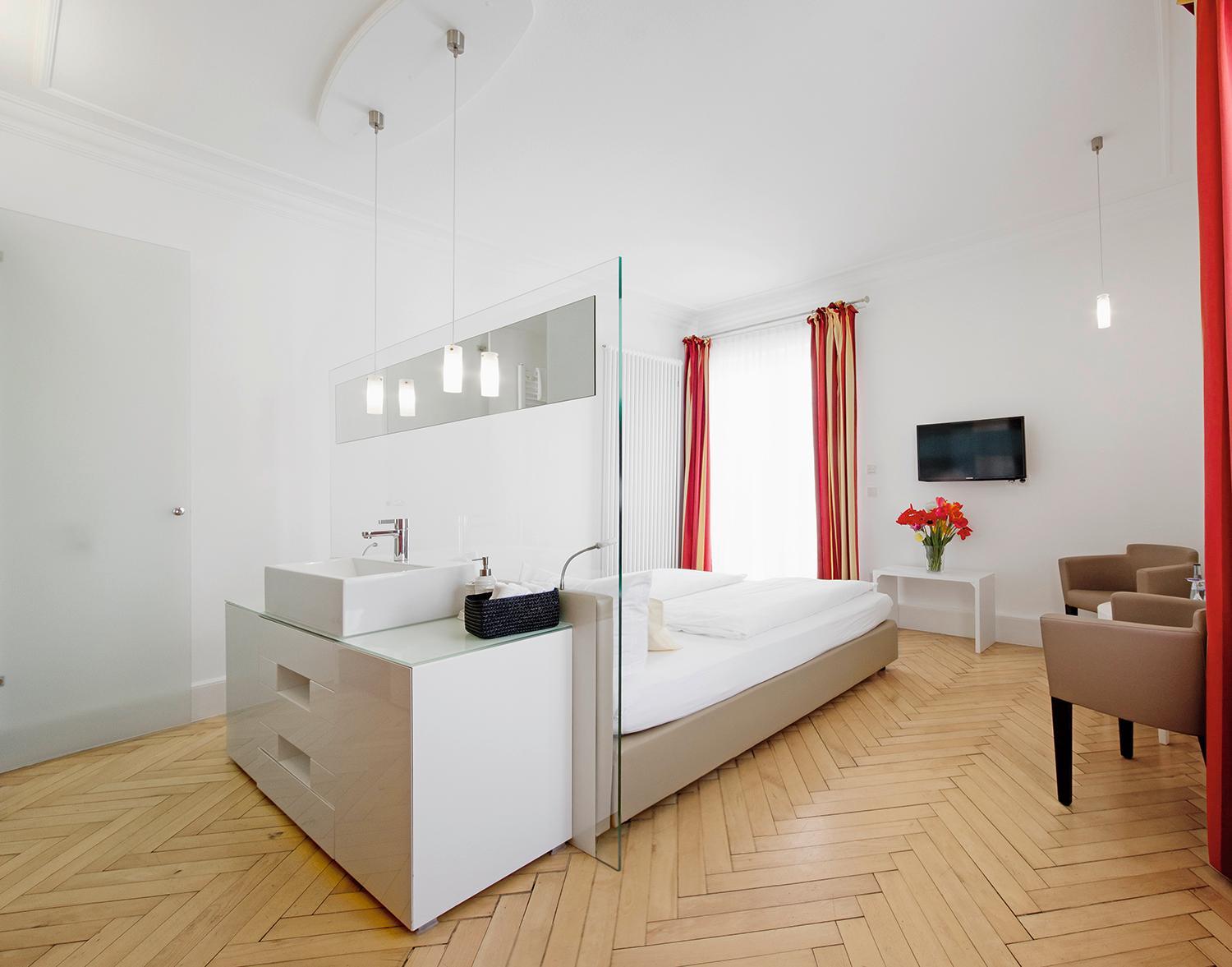 Deluxe Double Room with Balcony - Photo 4