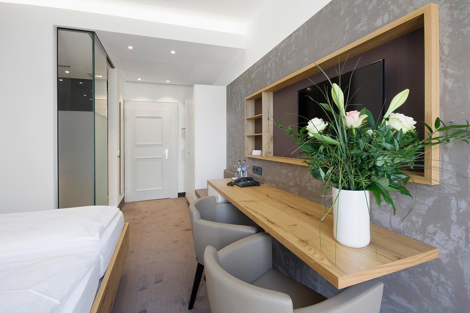 Deluxe Double Room with Balcony - Photo 7