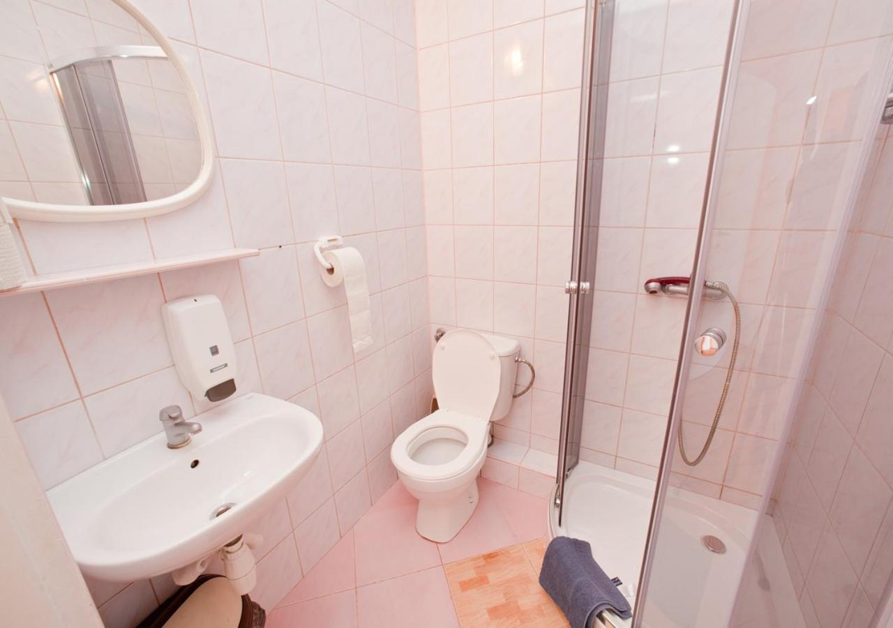Triple Room with Bathroom - Photo 6