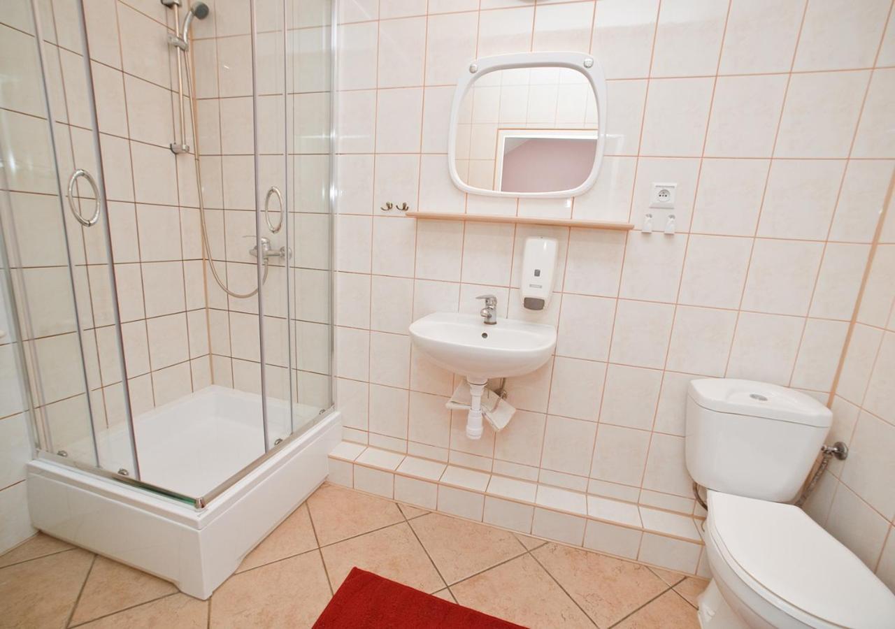 Twin Room with Bathroom - Photo 6
