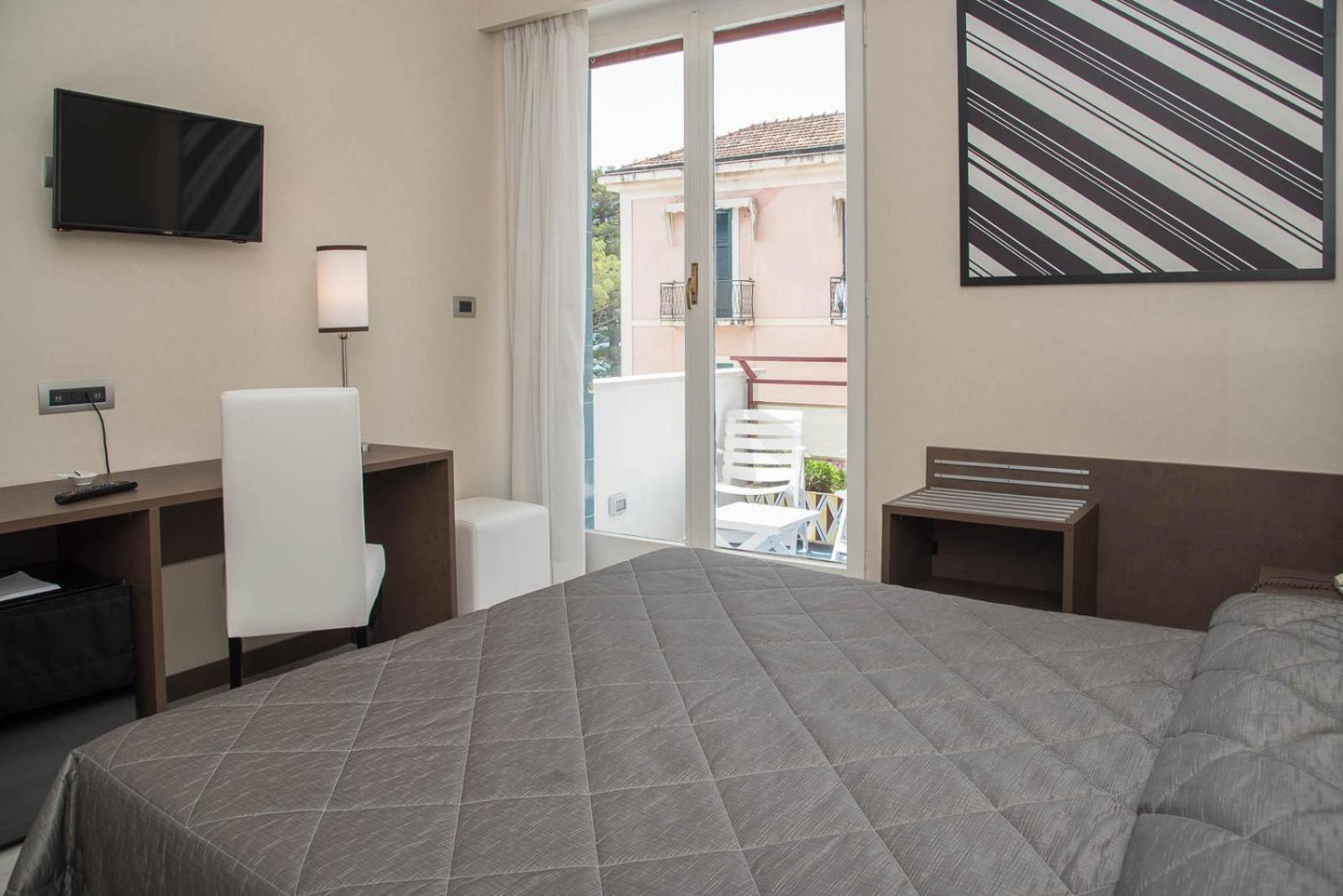 Double or Twin Room with Side Sea View photo 3