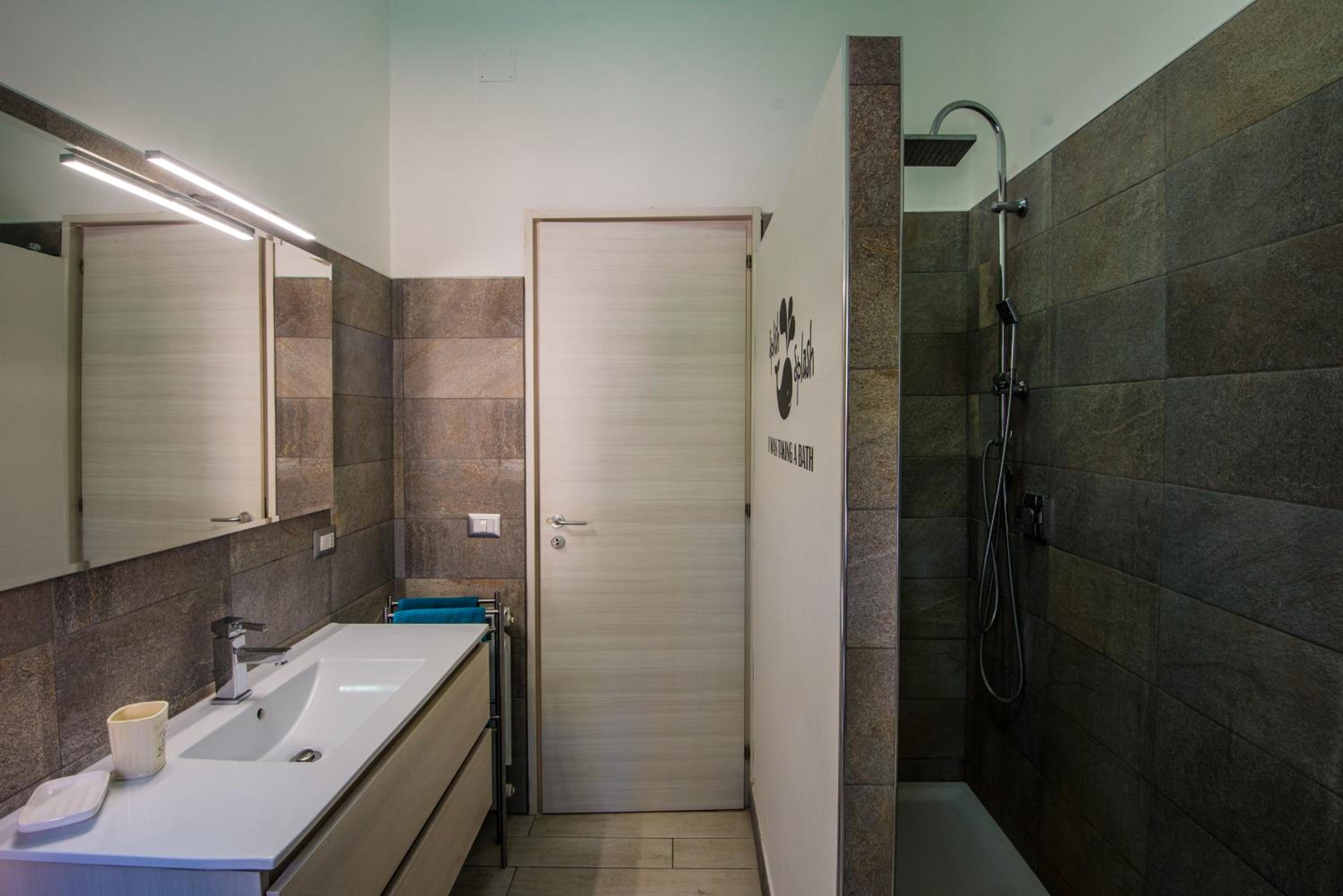 Large Double Room - Photo 5
