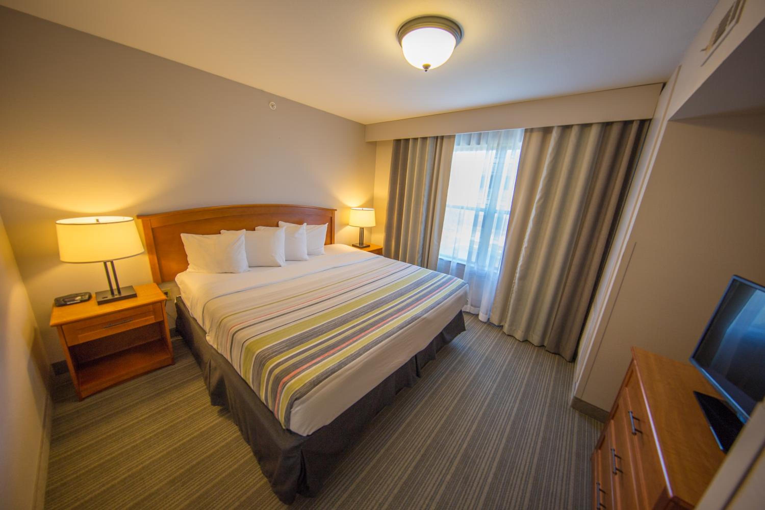 One-Bedroom King Suite - Non-Smoking - Photo 2