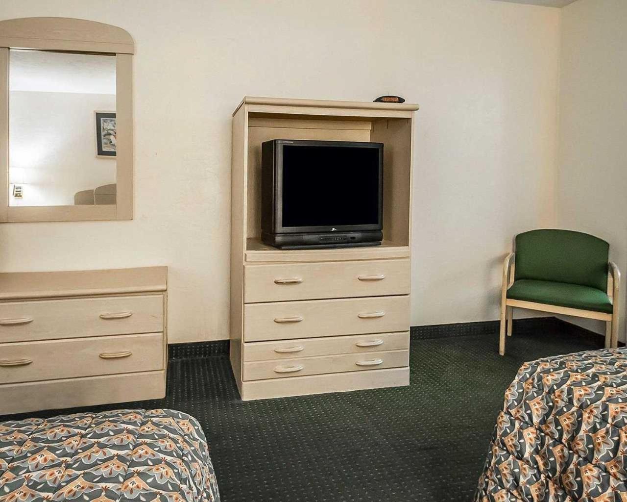 Double Room with Two Double Beds - Smoking - Photo 4