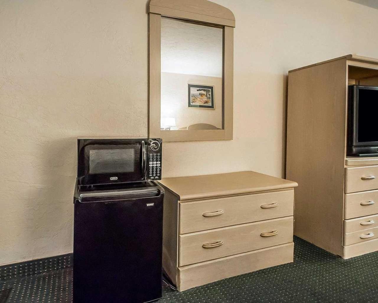 Double Room with Two Double Beds - Smoking - Photo 3