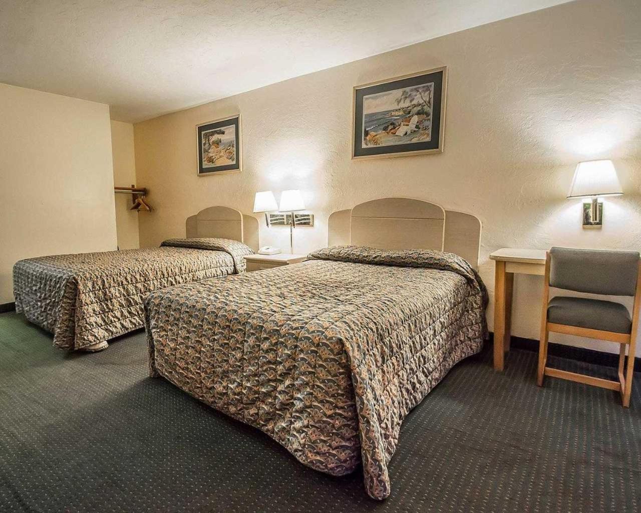Double Room with Two Double Beds - Smoking - Photo 2
