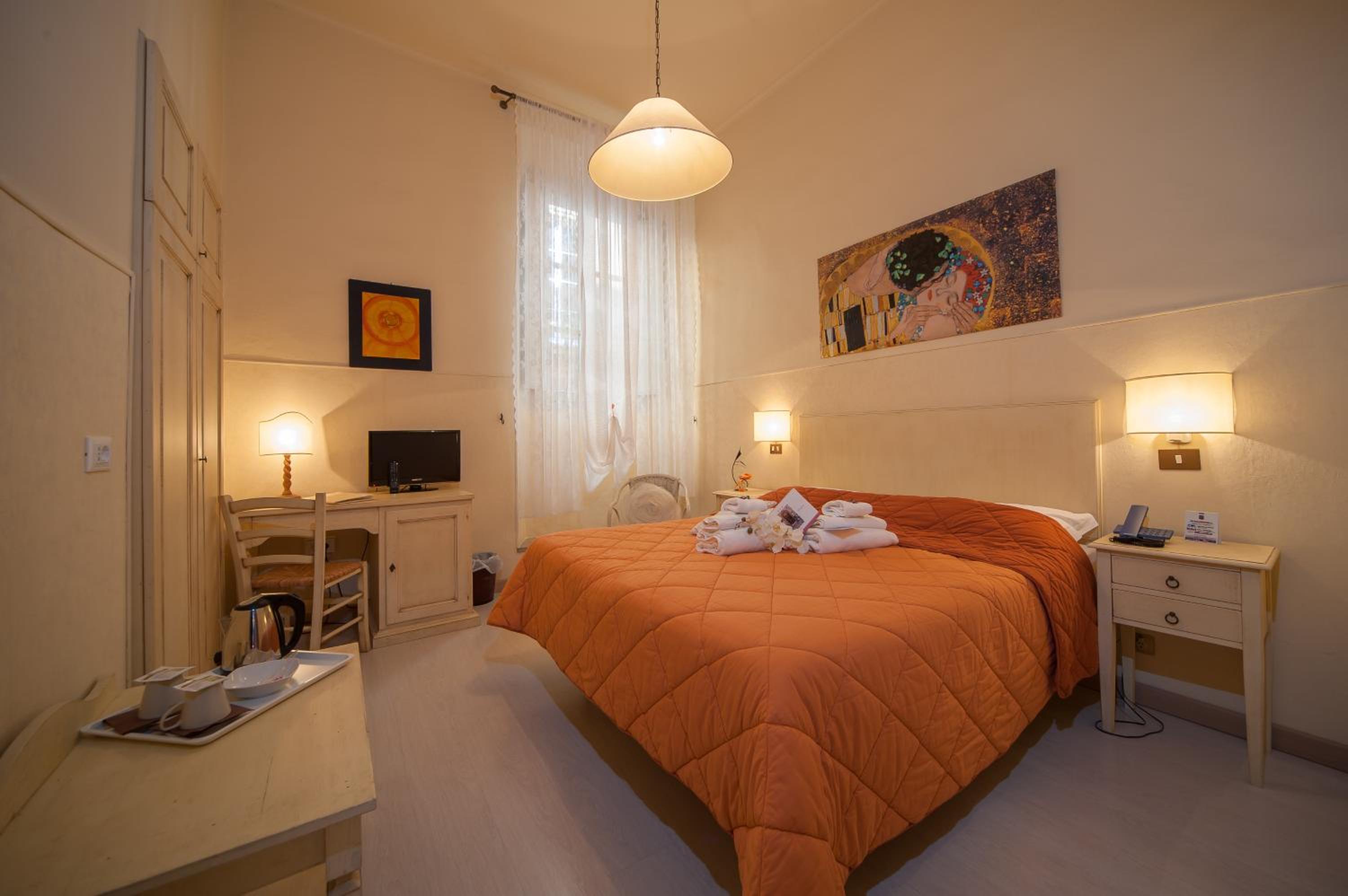 Standard Double Or Twin Room - Photo 12