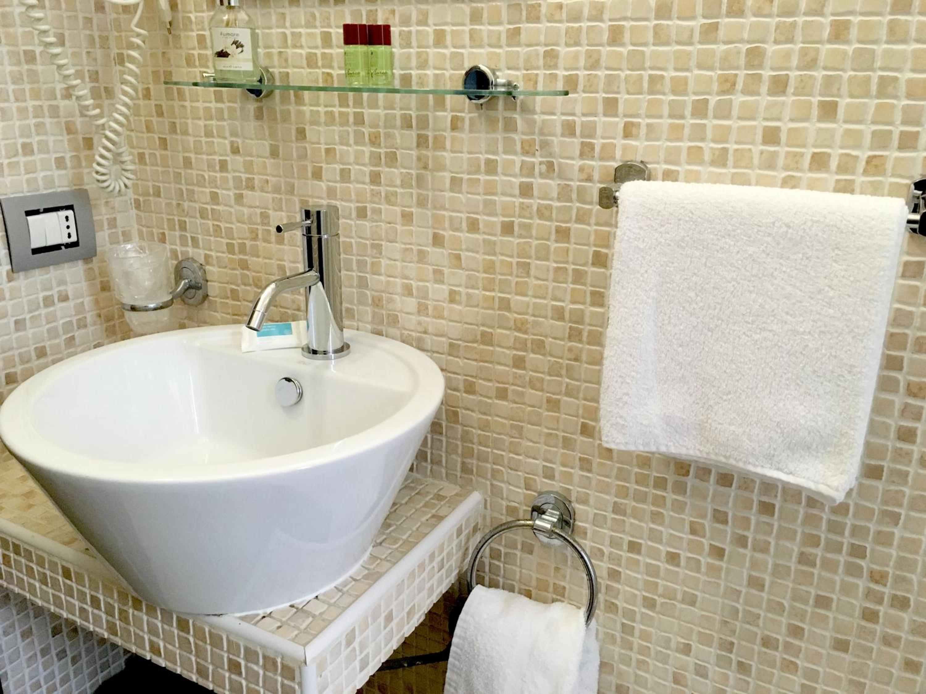 Double or Twin Room - Photo 4