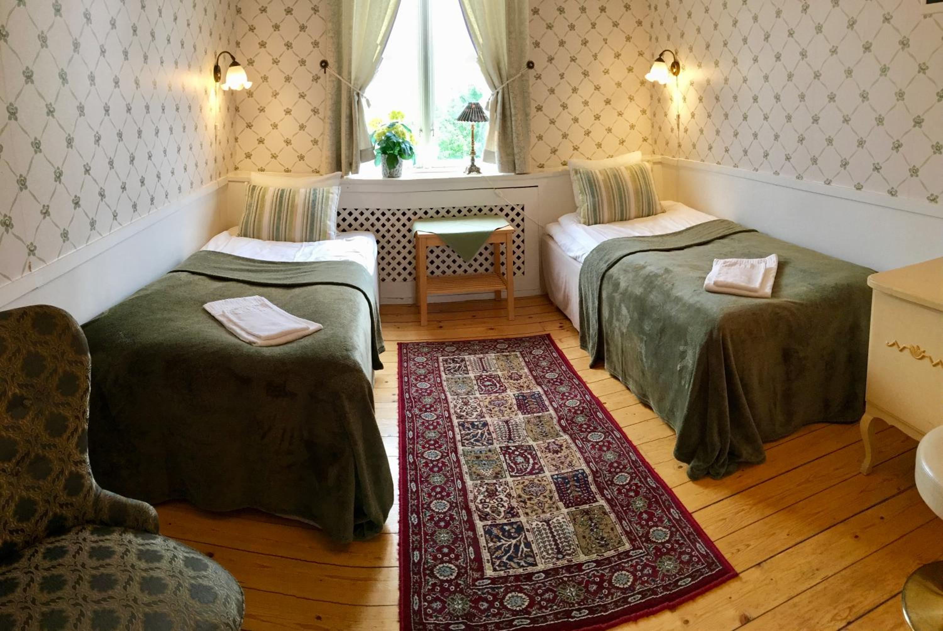 Twin Room - Photo 3