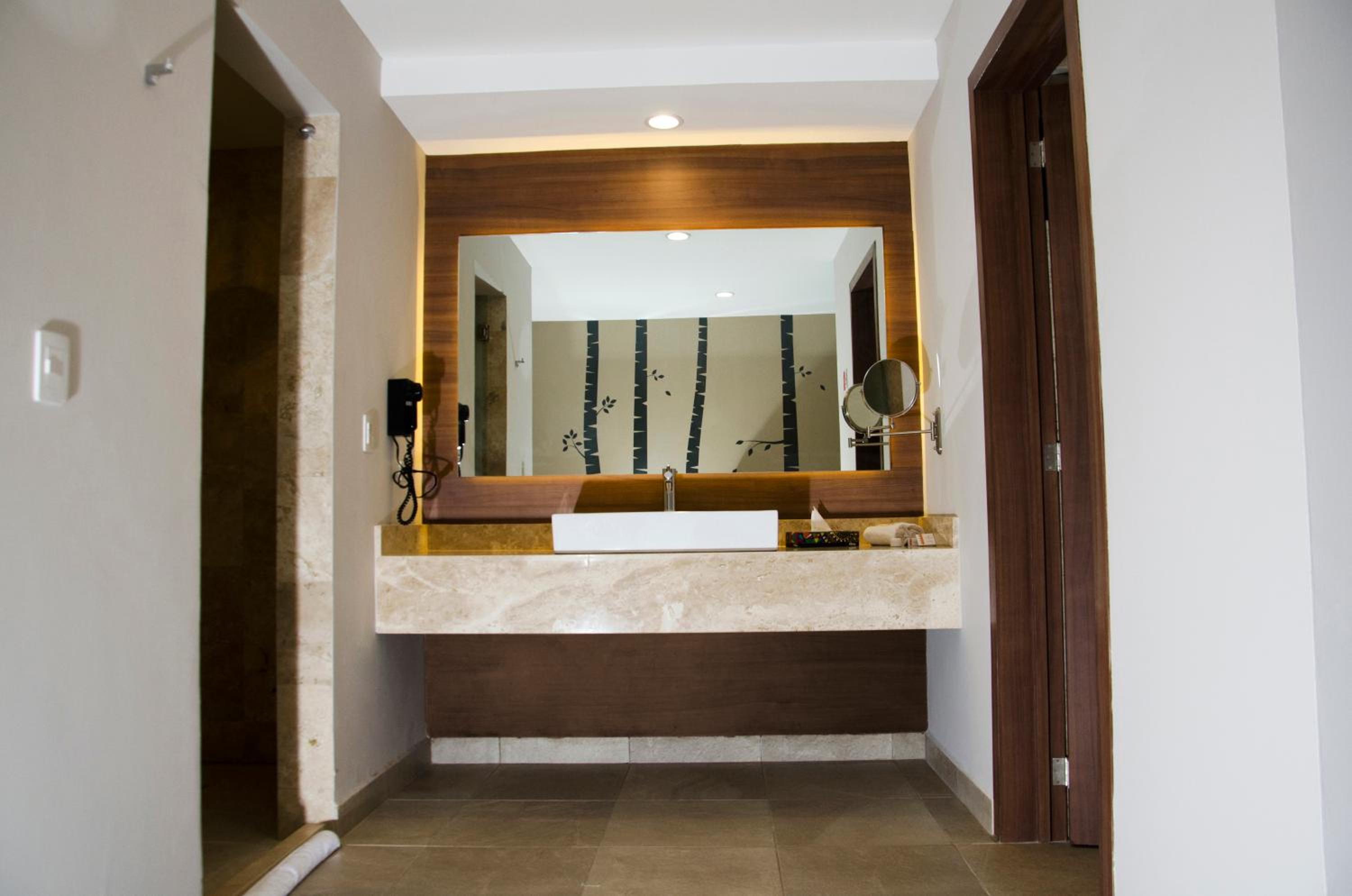 Deluxe Room with One King Bed & One Double Bed photo 3