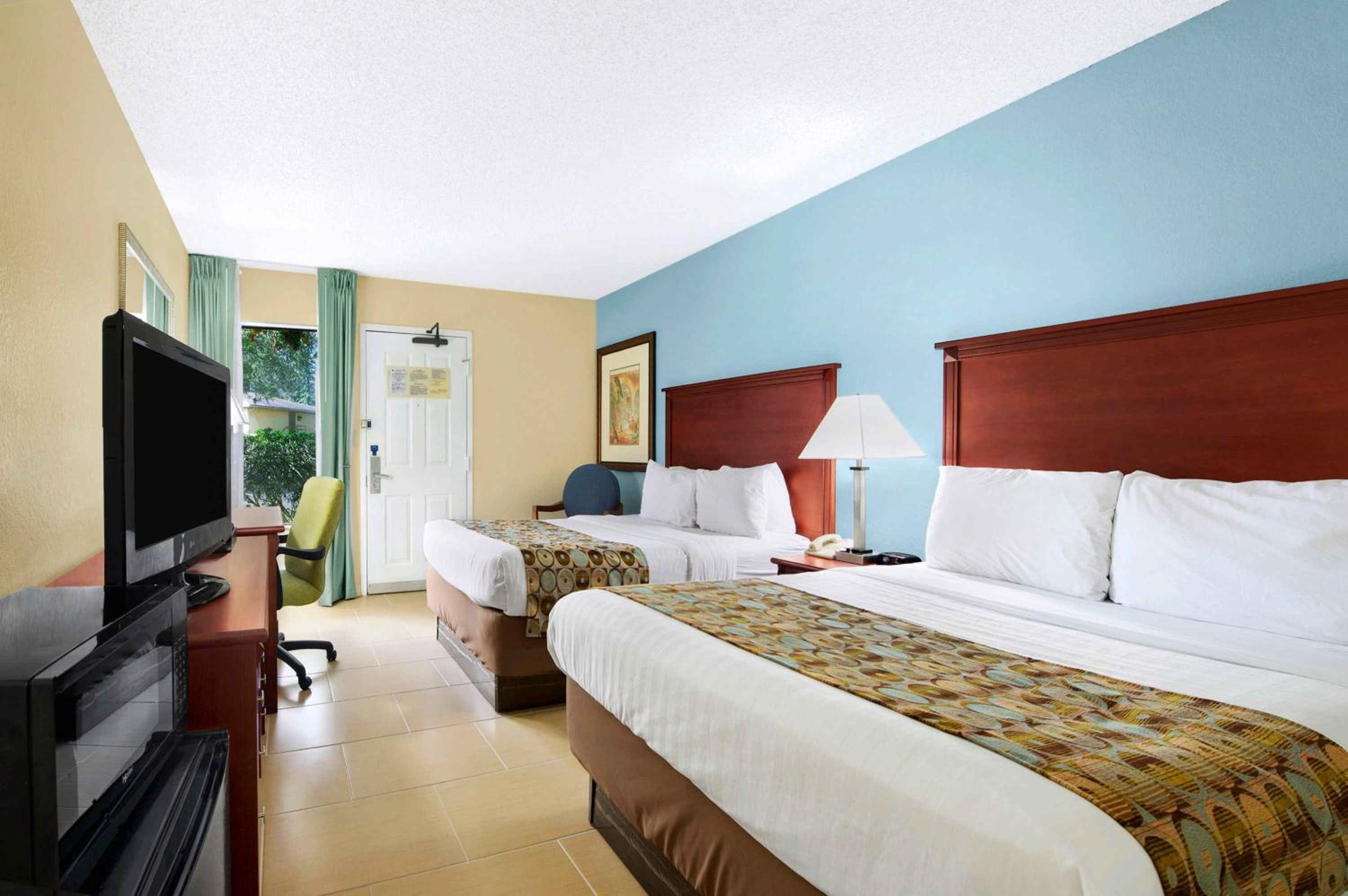 Double Room with Two Double Beds - Mobility Access/Non-Smoking - Photo 2