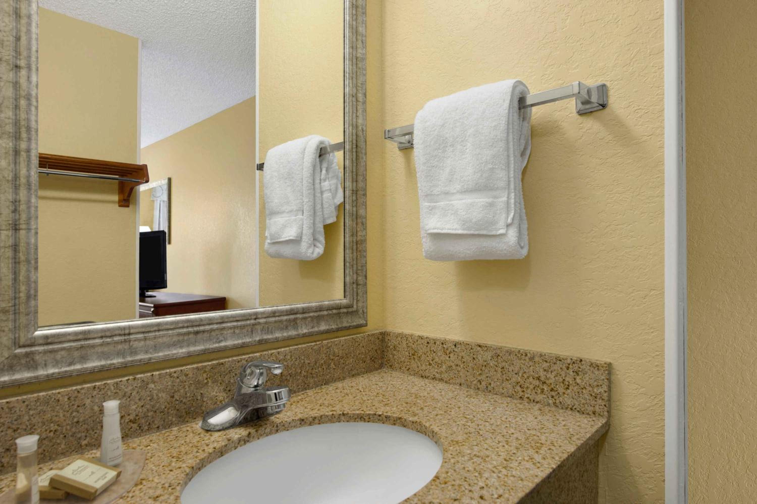 King Studio Suite - Non-Smoking - Photo 3