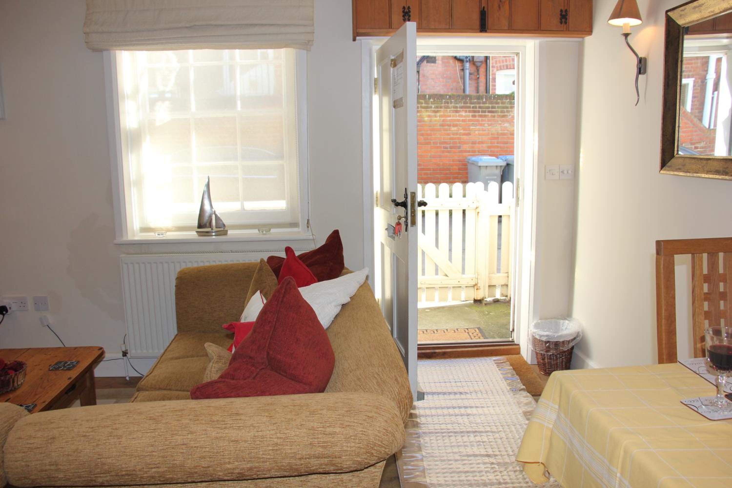 Two-Bedroom House - Photo 3