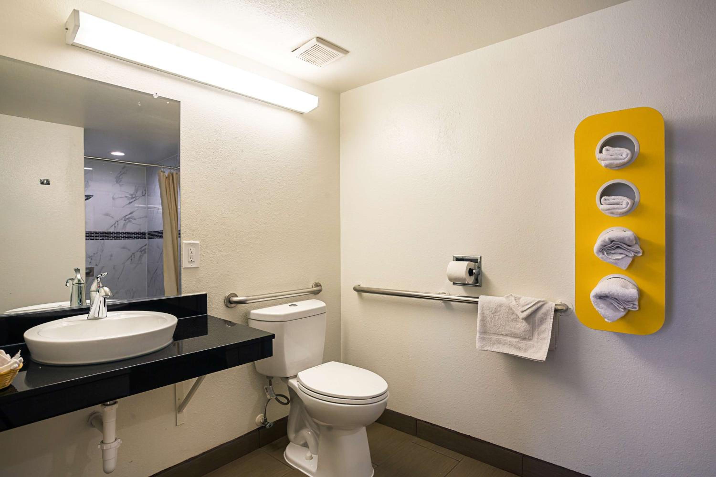 King Room with Roll-in Shower - Disability Access - Non-Smoking