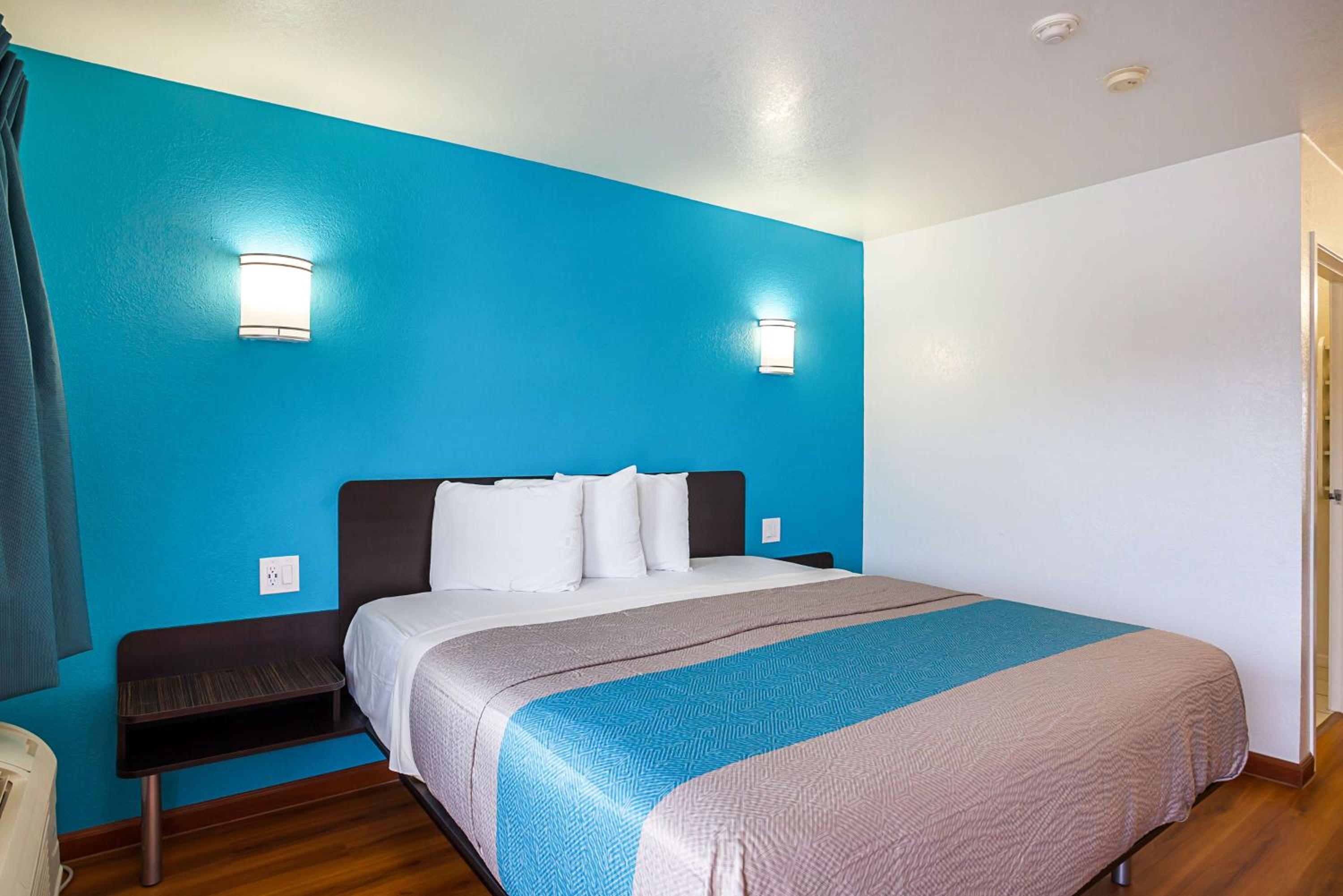 Deluxe King Room - Non-Smoking photo 1