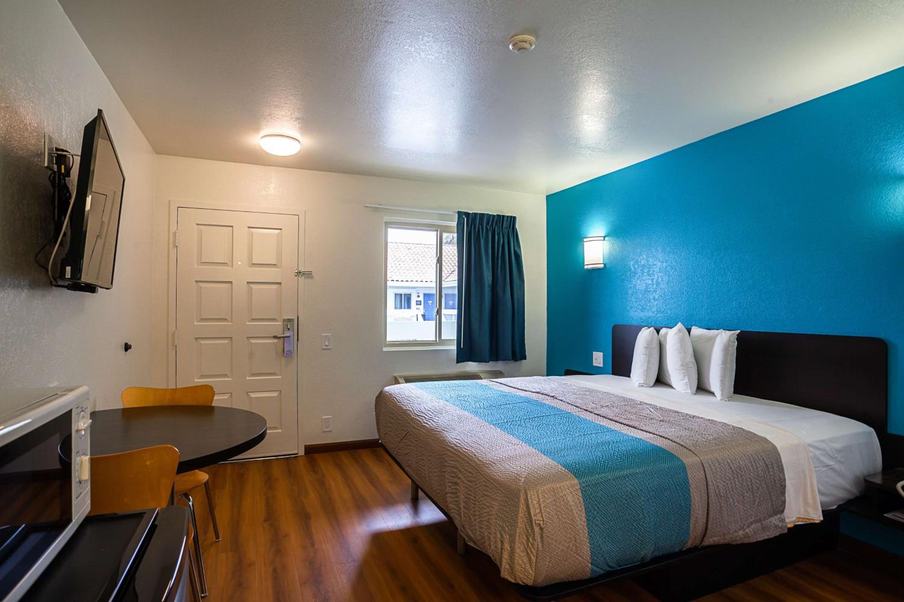 King Room with Roll-in Shower - Disability Access - Non-Smoking photo 1