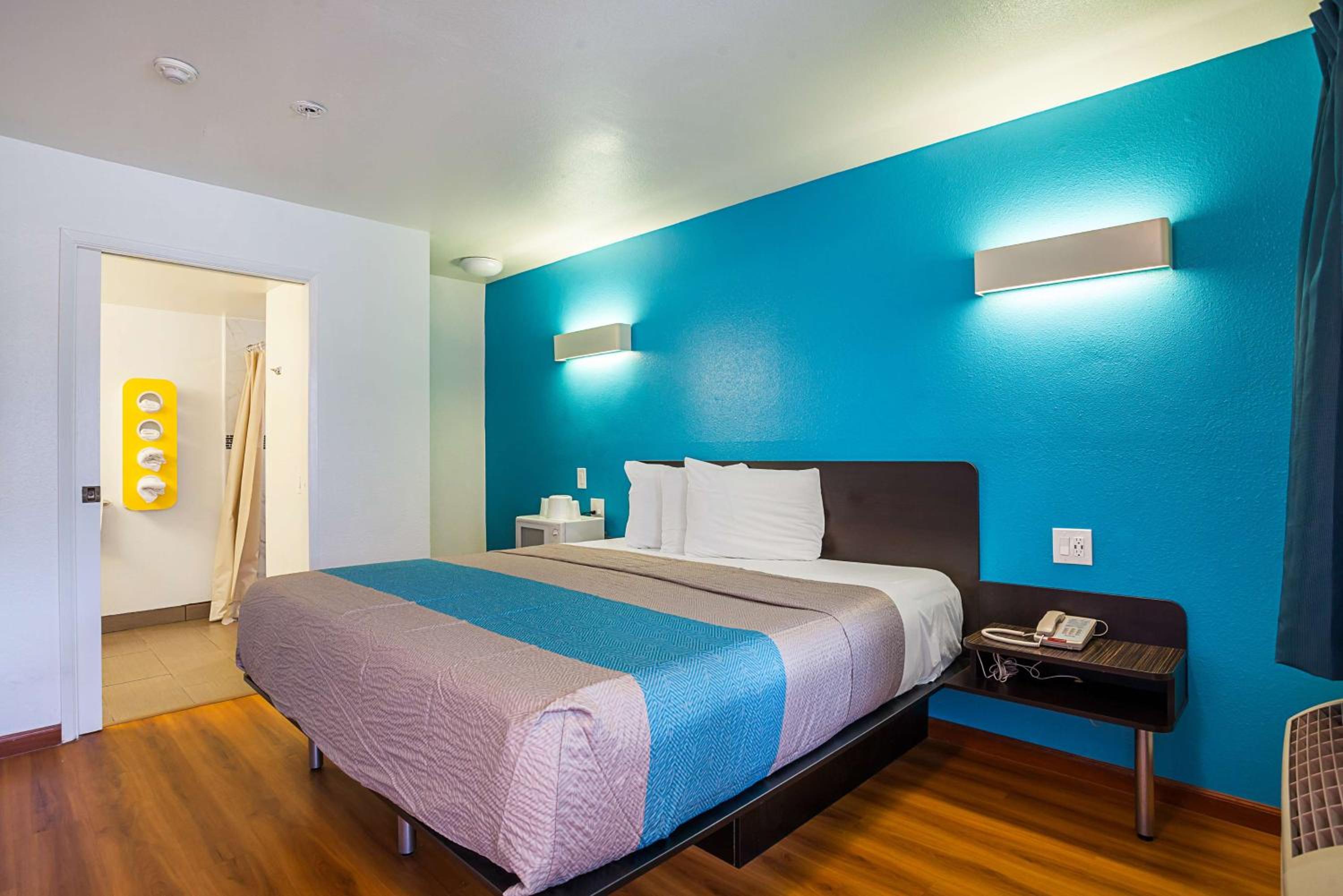 King Room with Roll-in Shower - Disability Access - Non-Smoking photo 2