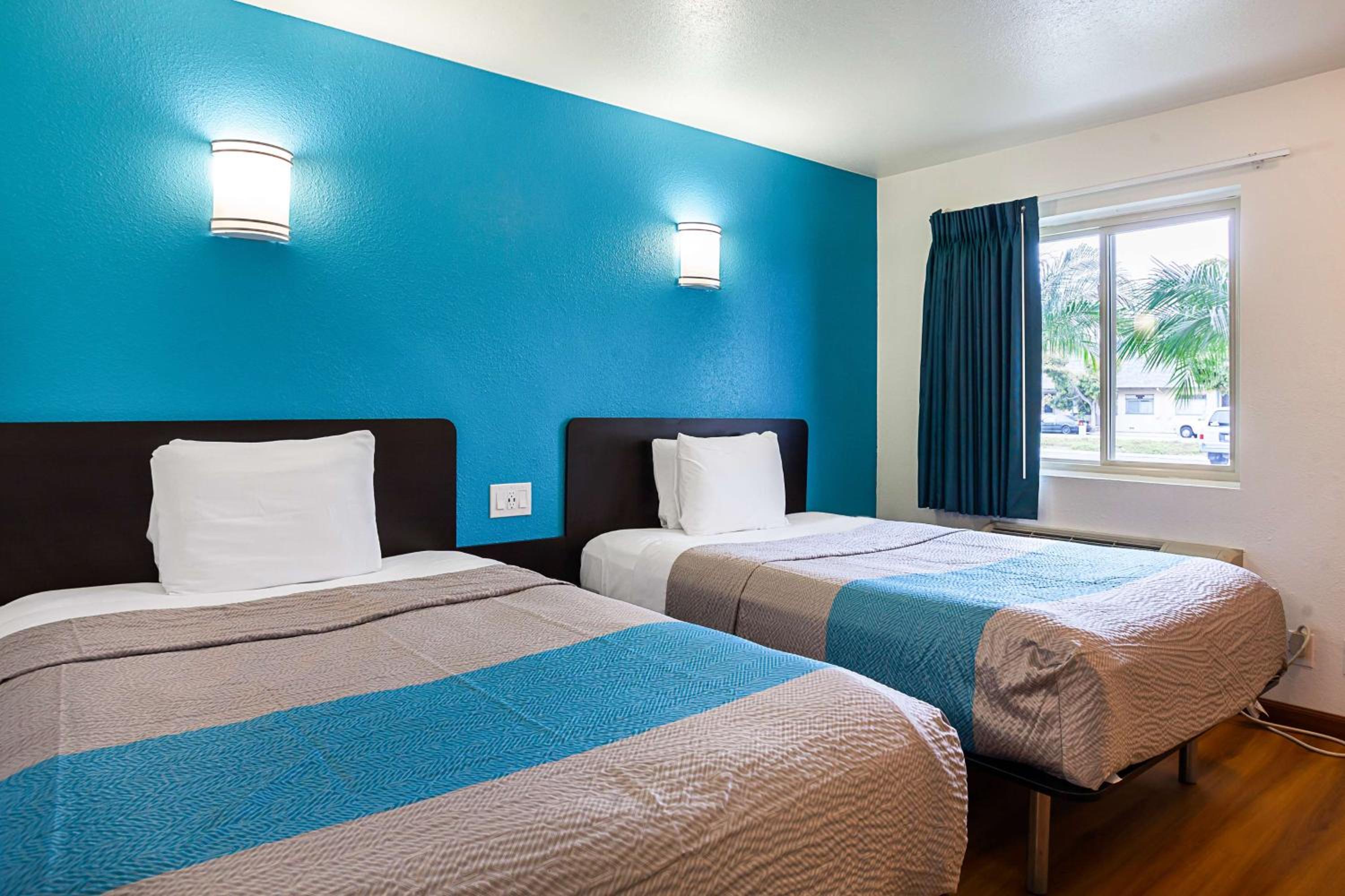Quadruple Room - Non-Smoking photo 2