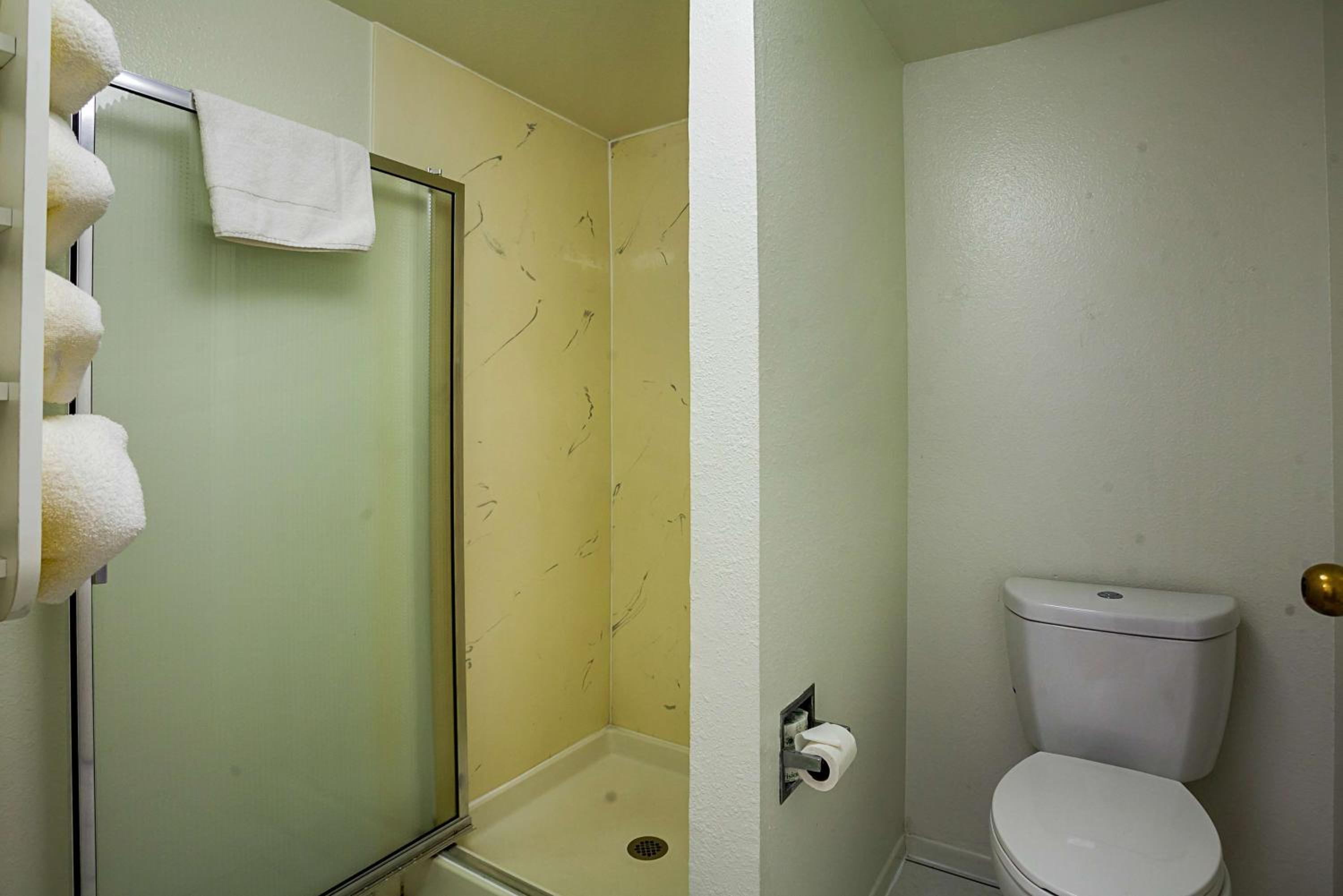 Deluxe King Room - Non-Smoking photo 3