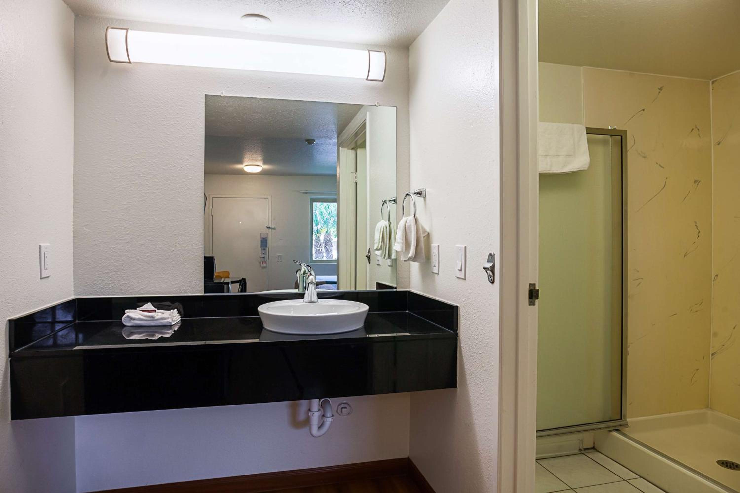 Quadruple Room - Non-Smoking photo 3