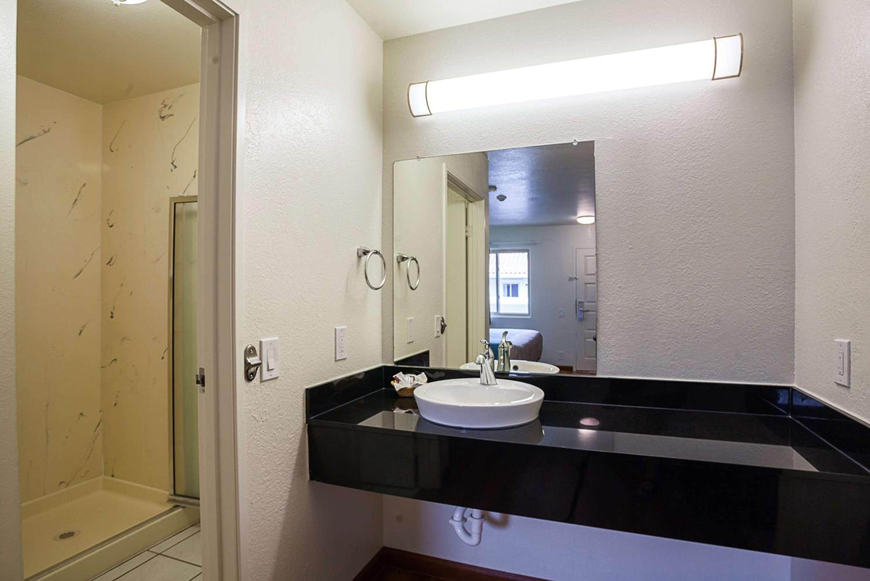 Deluxe King Room - Non-Smoking photo 2