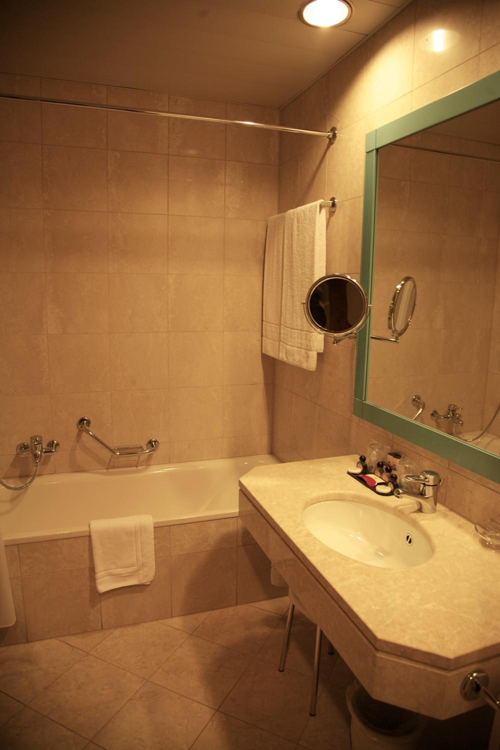 Double or Twin Room - Photo 10