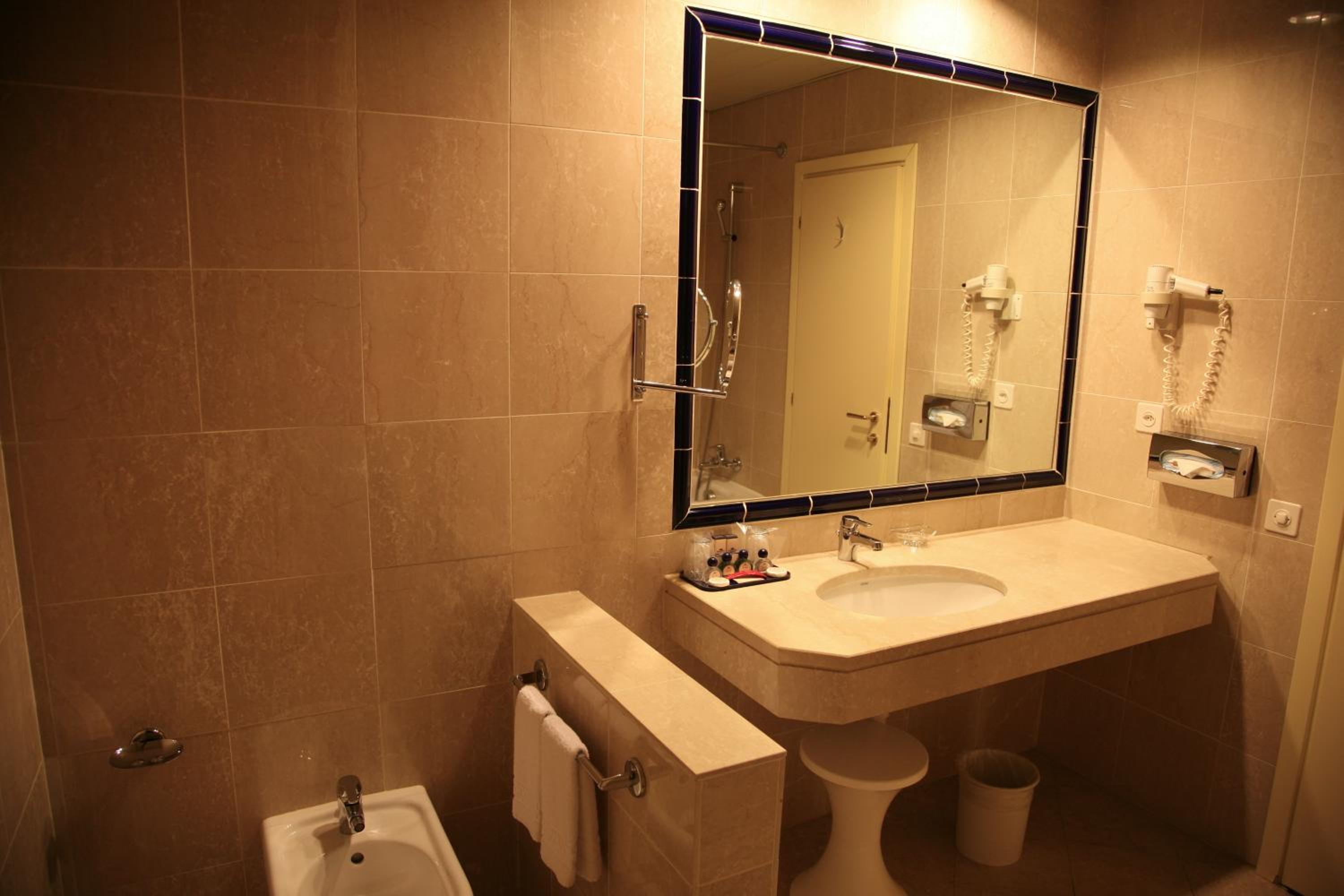 Double or Twin Room - Photo 5