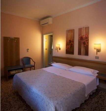 Double or Twin Room - Photo 5