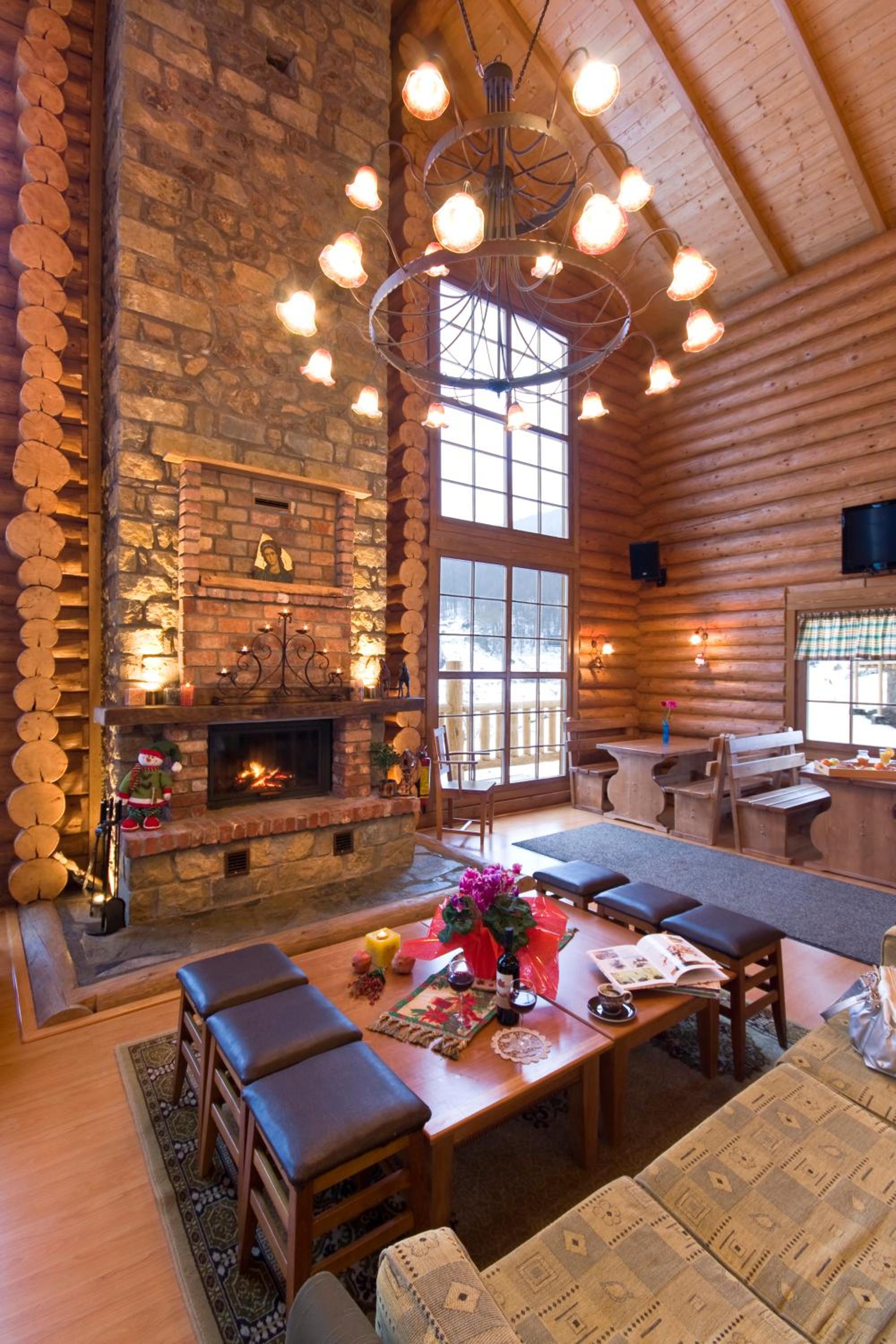 Two Story Chalet with fireplace photo 2
