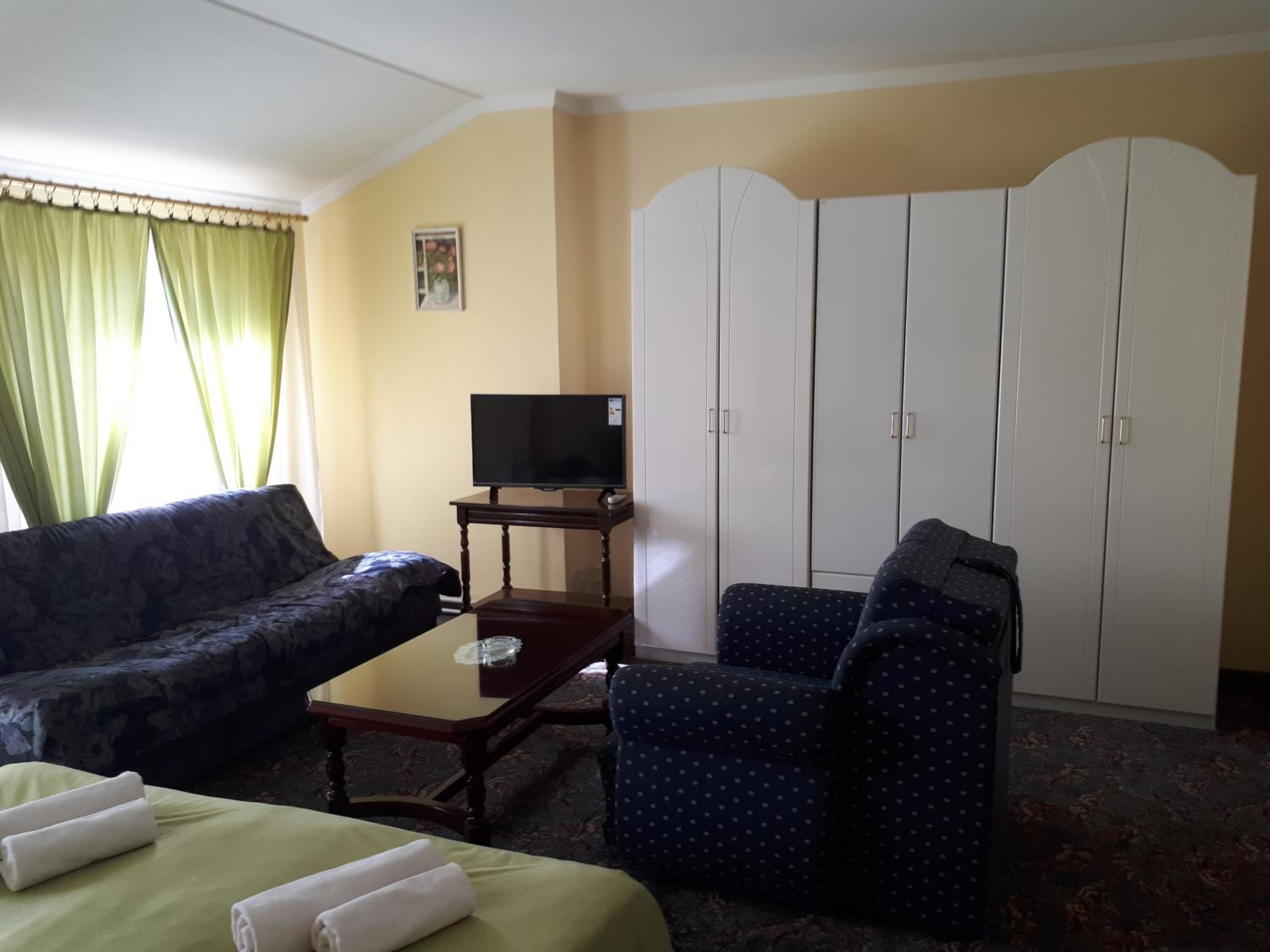 Family Room - Photo 5