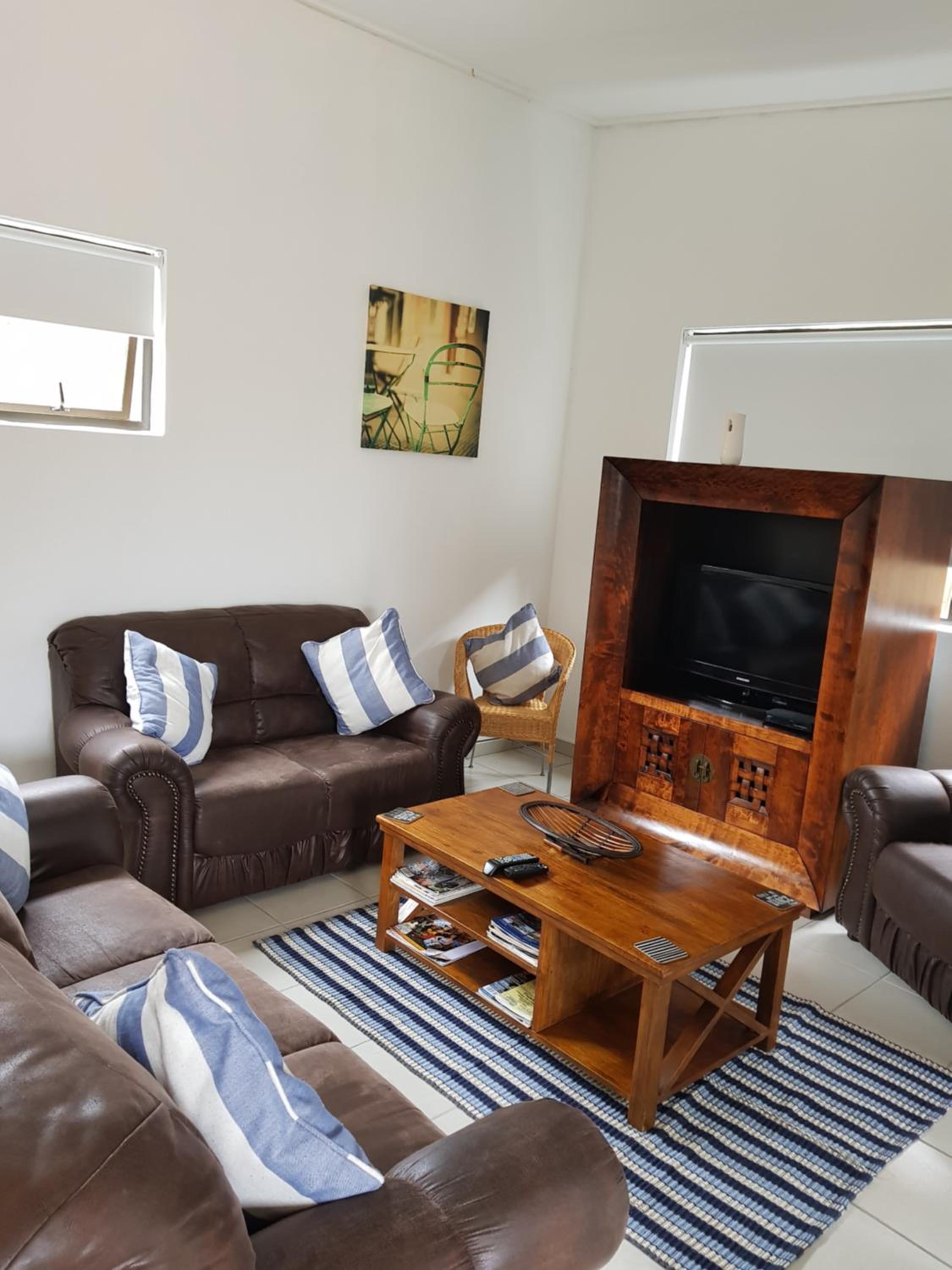 Two-Bedroom House - Photo 2