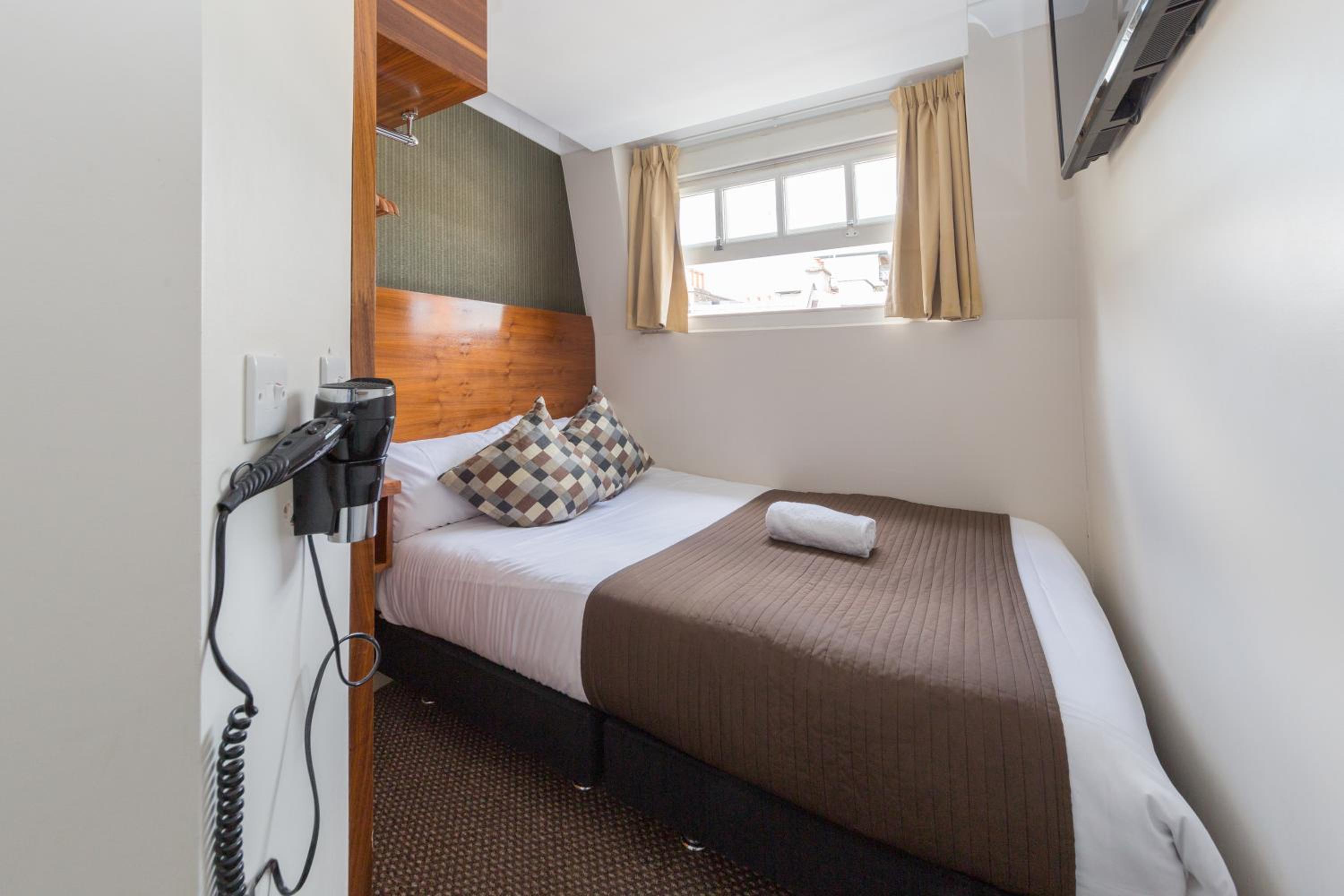 Single Room with Private Bathroom photo 1