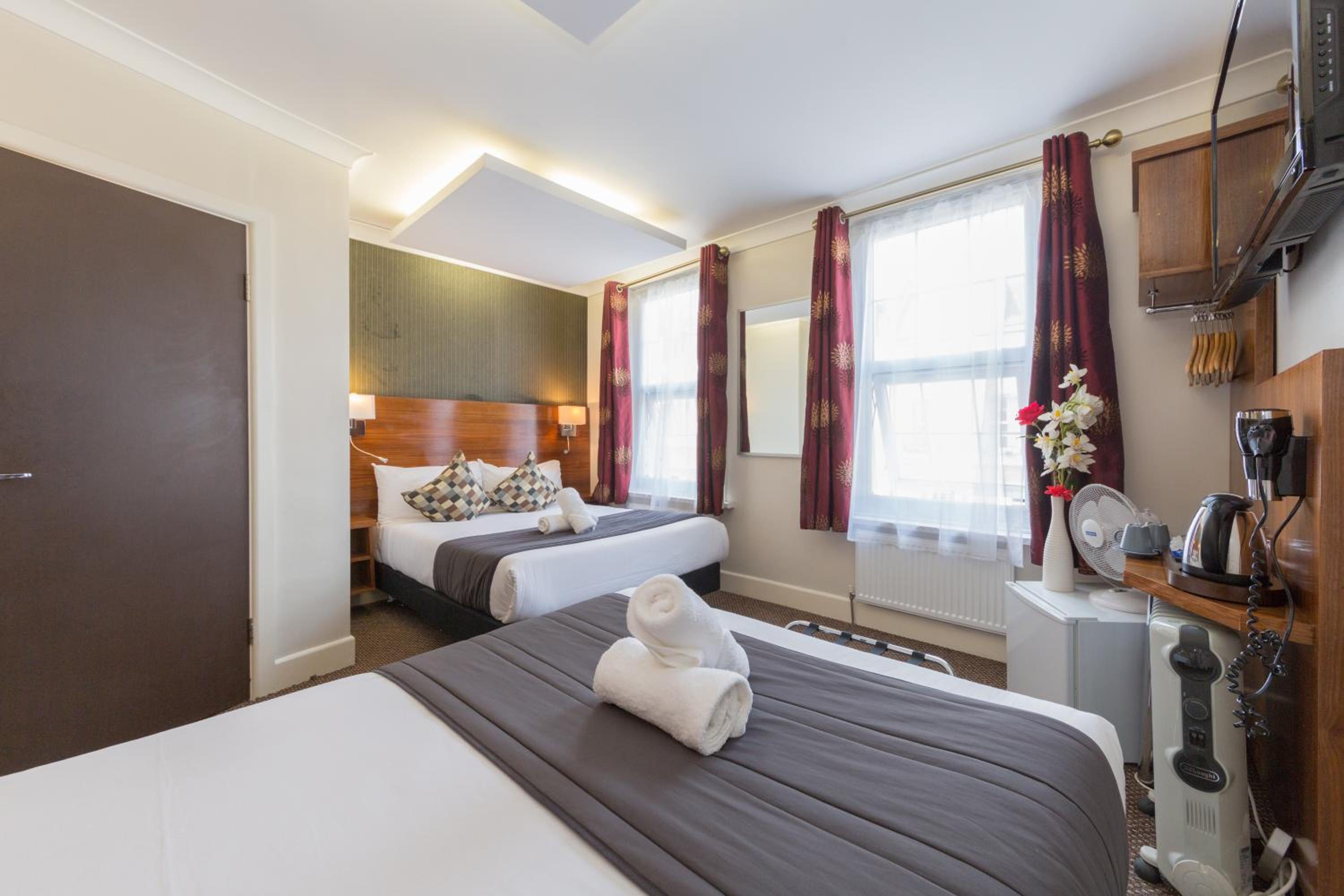 Quadruple Room with Private Bathroom photo 2