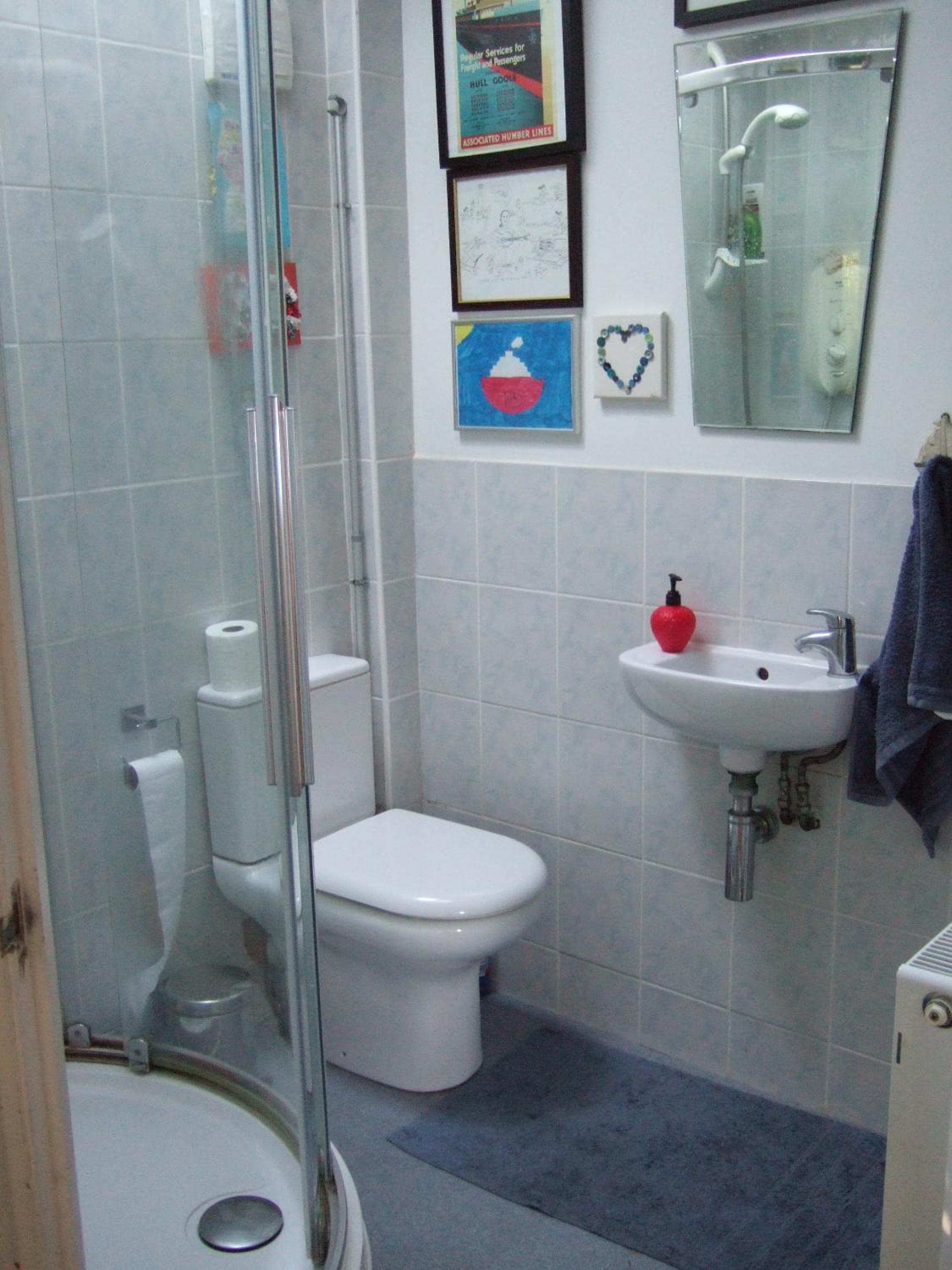 Small Room with Two Single Beds photo 2