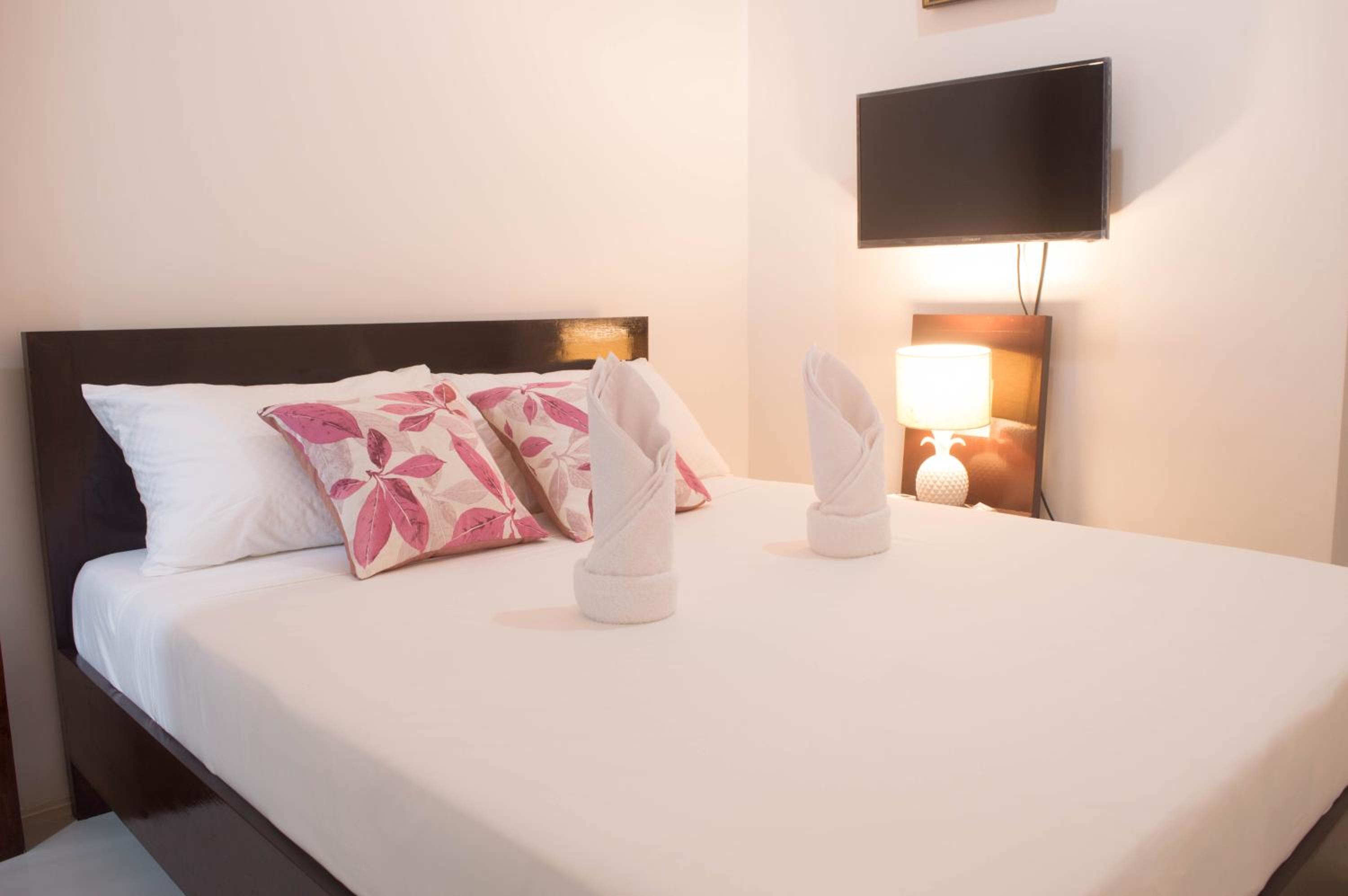 Double Room with Private Bathroom - Photo 2