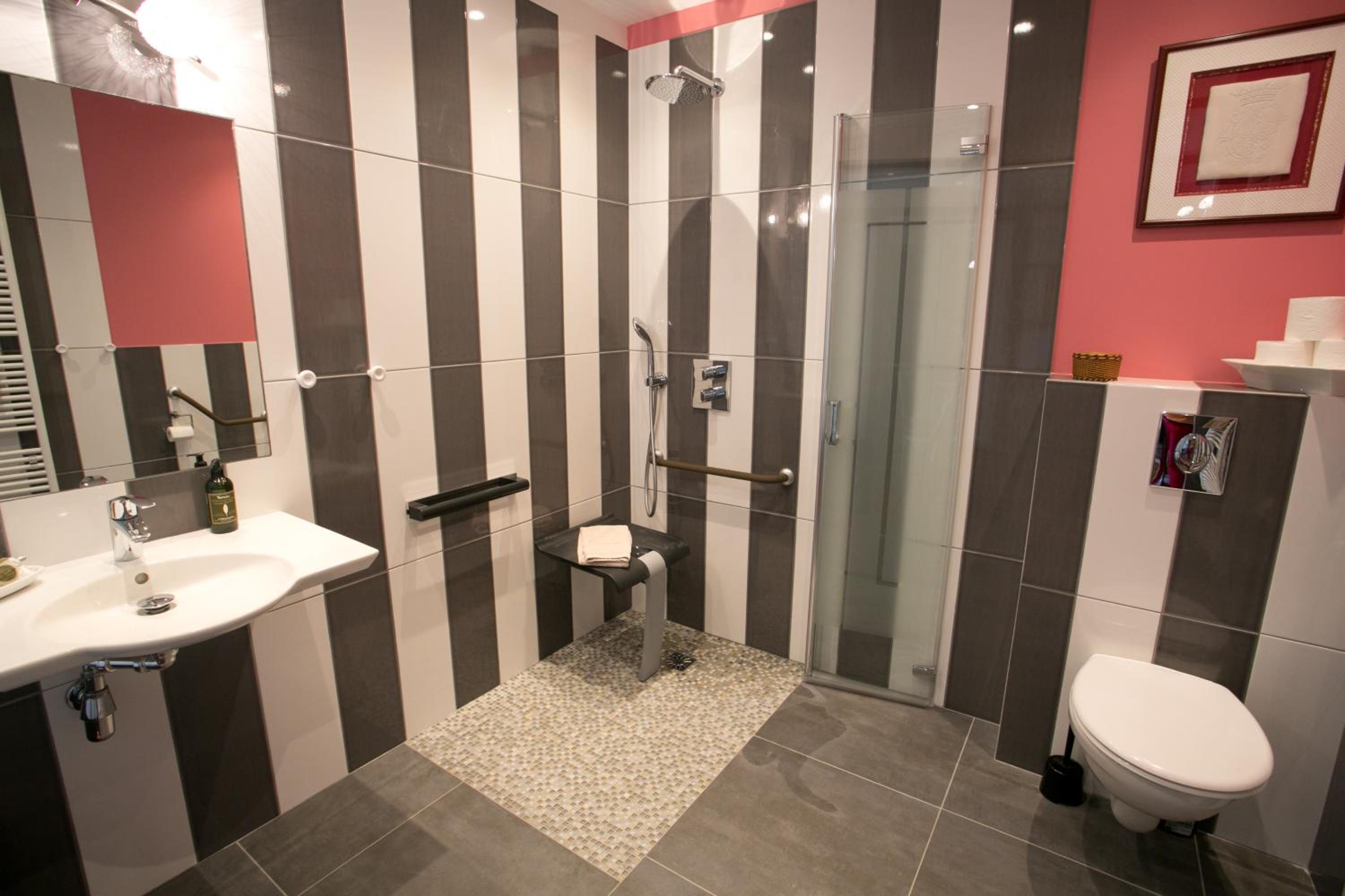 Double Room - Disability Access photo 3