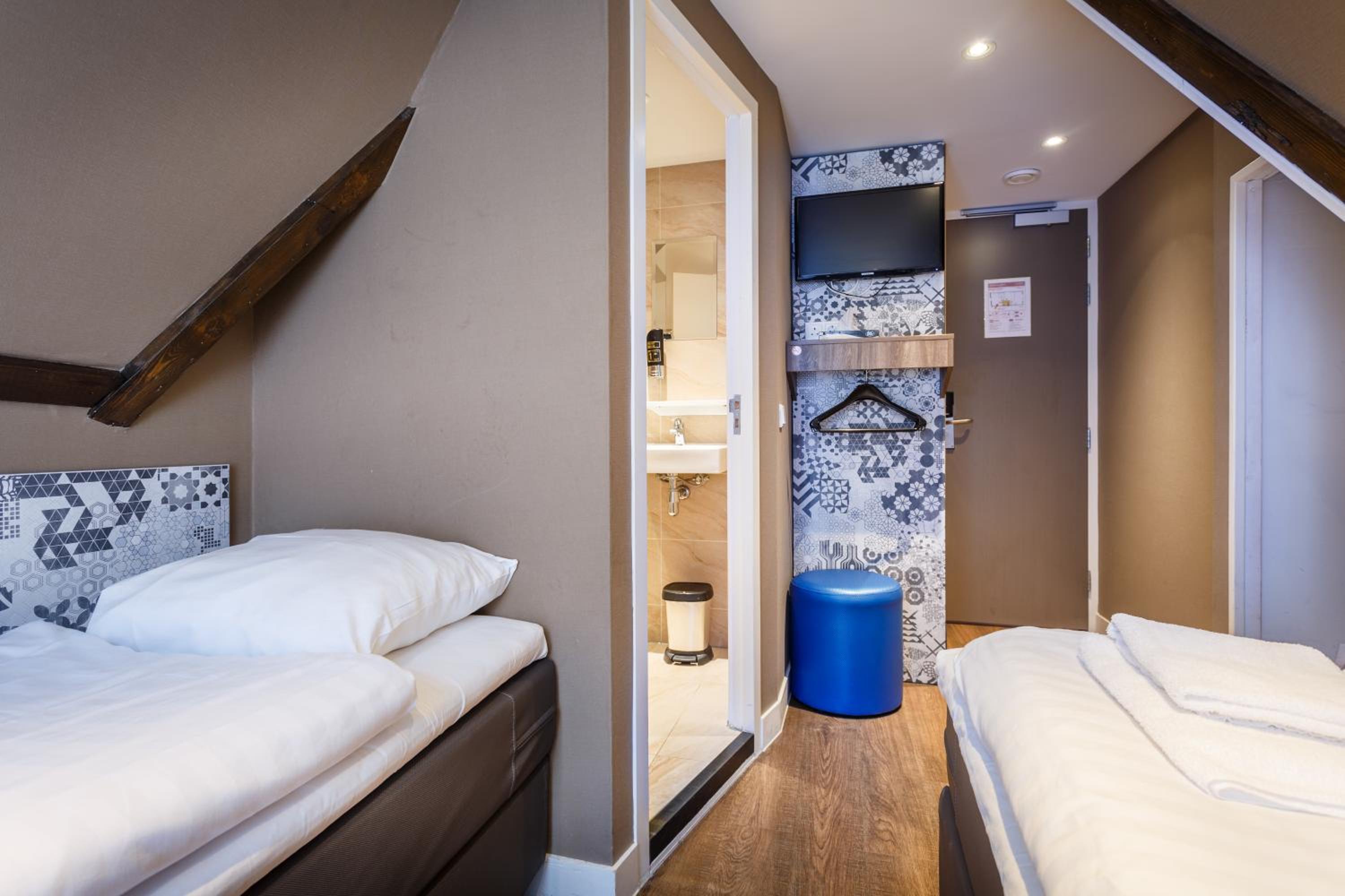 Twin Room with Private Bathroom photo 2