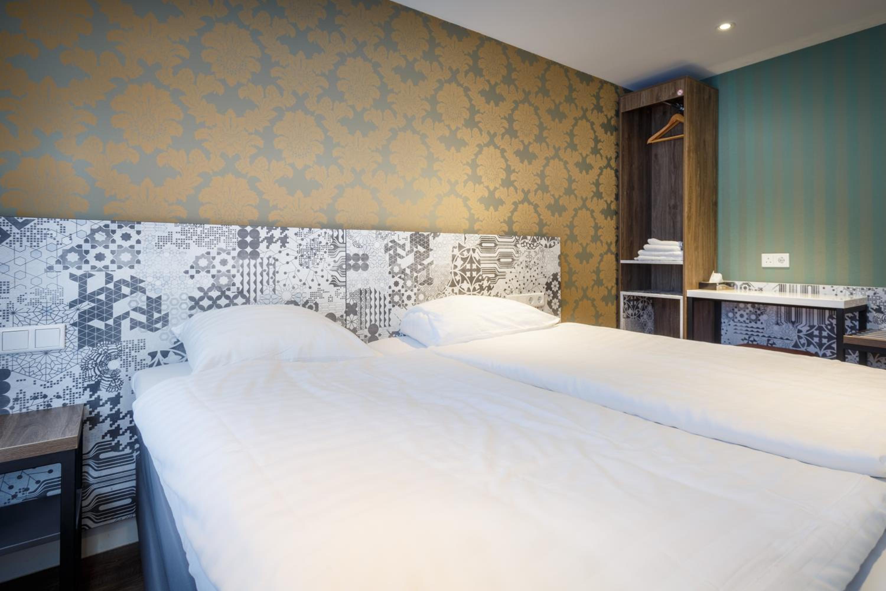 Quadruple Room with Private Bathroom photo 3
